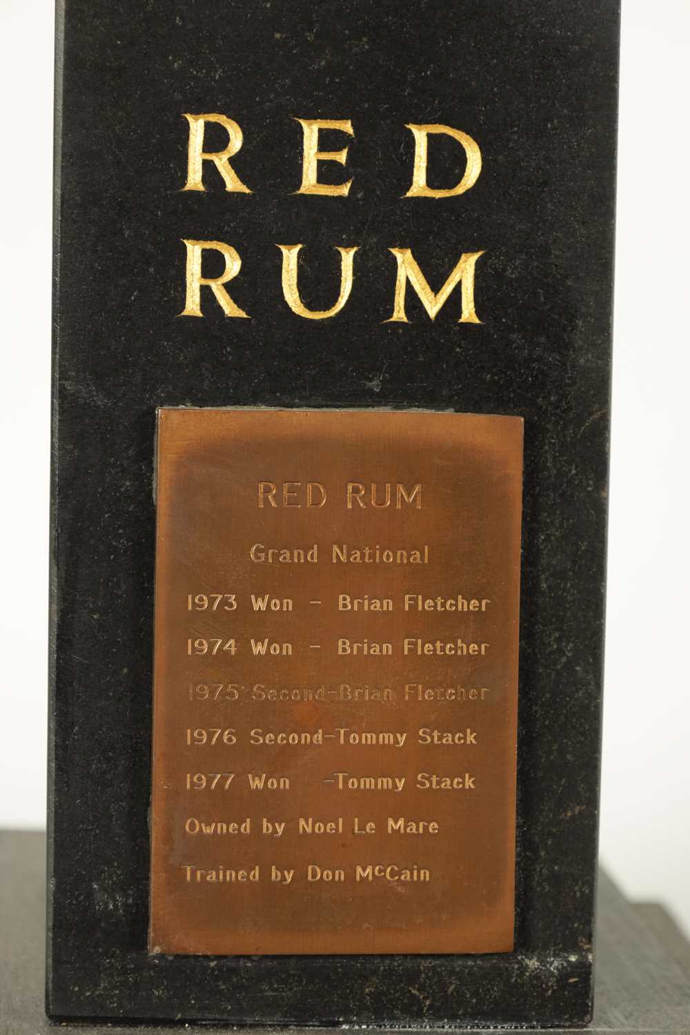 MAUREEN COATMAN. A LARGE LIMITED EDITION BRONZE SCULPTURE OF RED RUM - Image 4 of 13