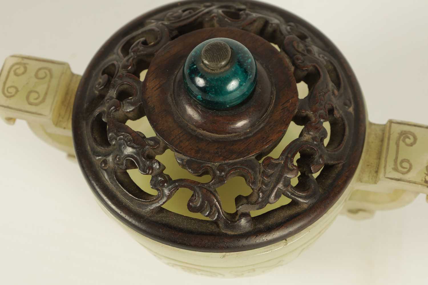 A 19TH CENTURY CARVED JADE AND HARDWOOD CHINESE TWO HANDLED KORO AND COVER - Image 3 of 18