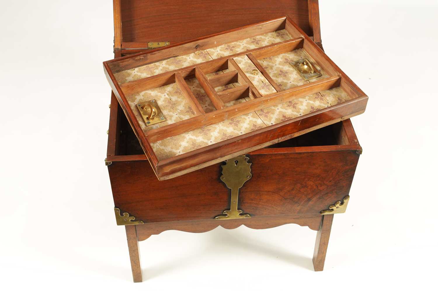 A RARE GEORGE III MAHOGANY PORTABLE CAMPAIGN BOX ON FOLDING LEGS WITH BRASS MOUNTS - Image 8 of 13