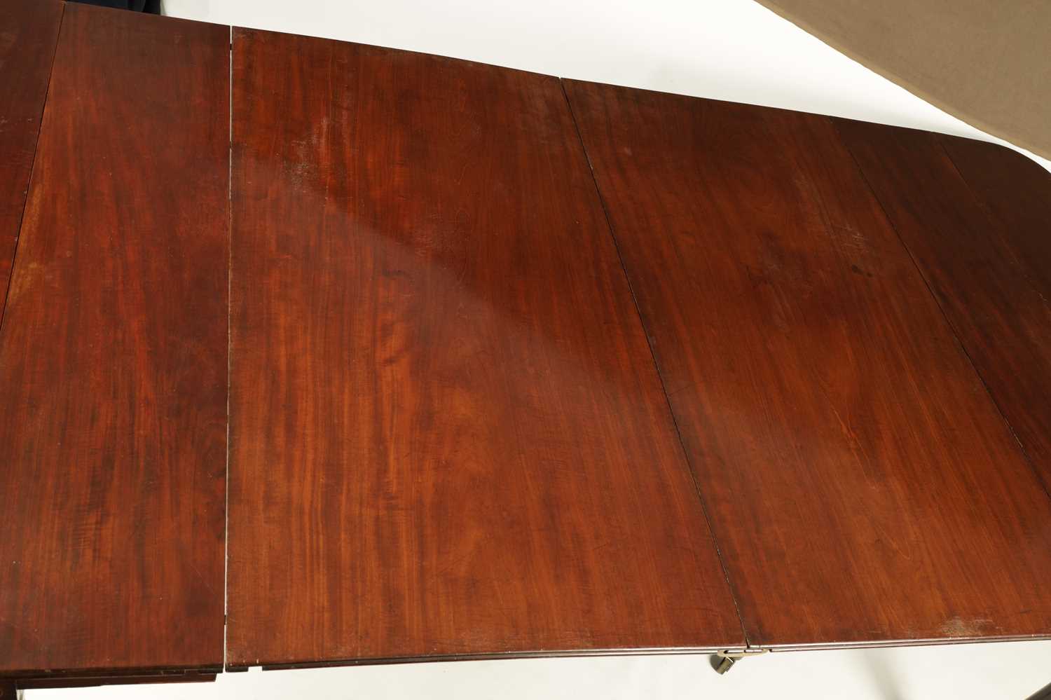 ROSS DUBLIN A GEORGE III FIGURED MAHOGANY SCISSOR ACTION EXTENDING DINING TABLE - Image 5 of 8