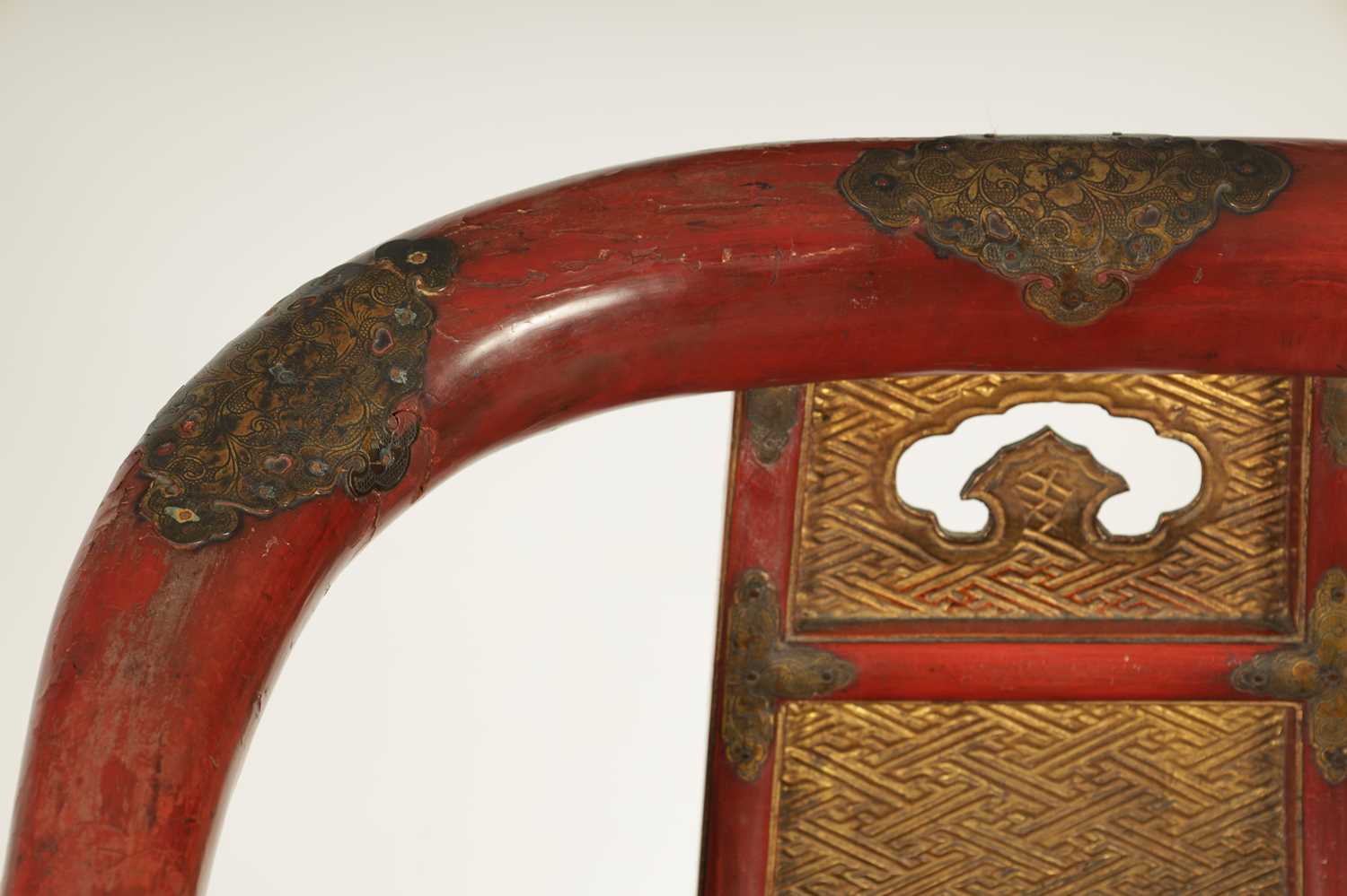 AN 18TH/19TH CENTURY JAPANESE RED LACQUER WORK AND ENGRAVED BRASS MOUNTED HORSESHOE BACK FOLDING HUN - Image 4 of 13