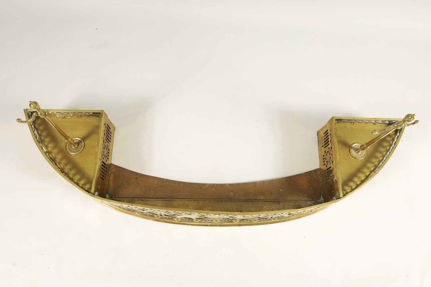 A GEORGE III ADAM STYLE BOWFRONT BRASS HEARTH FENDER - Image 4 of 7