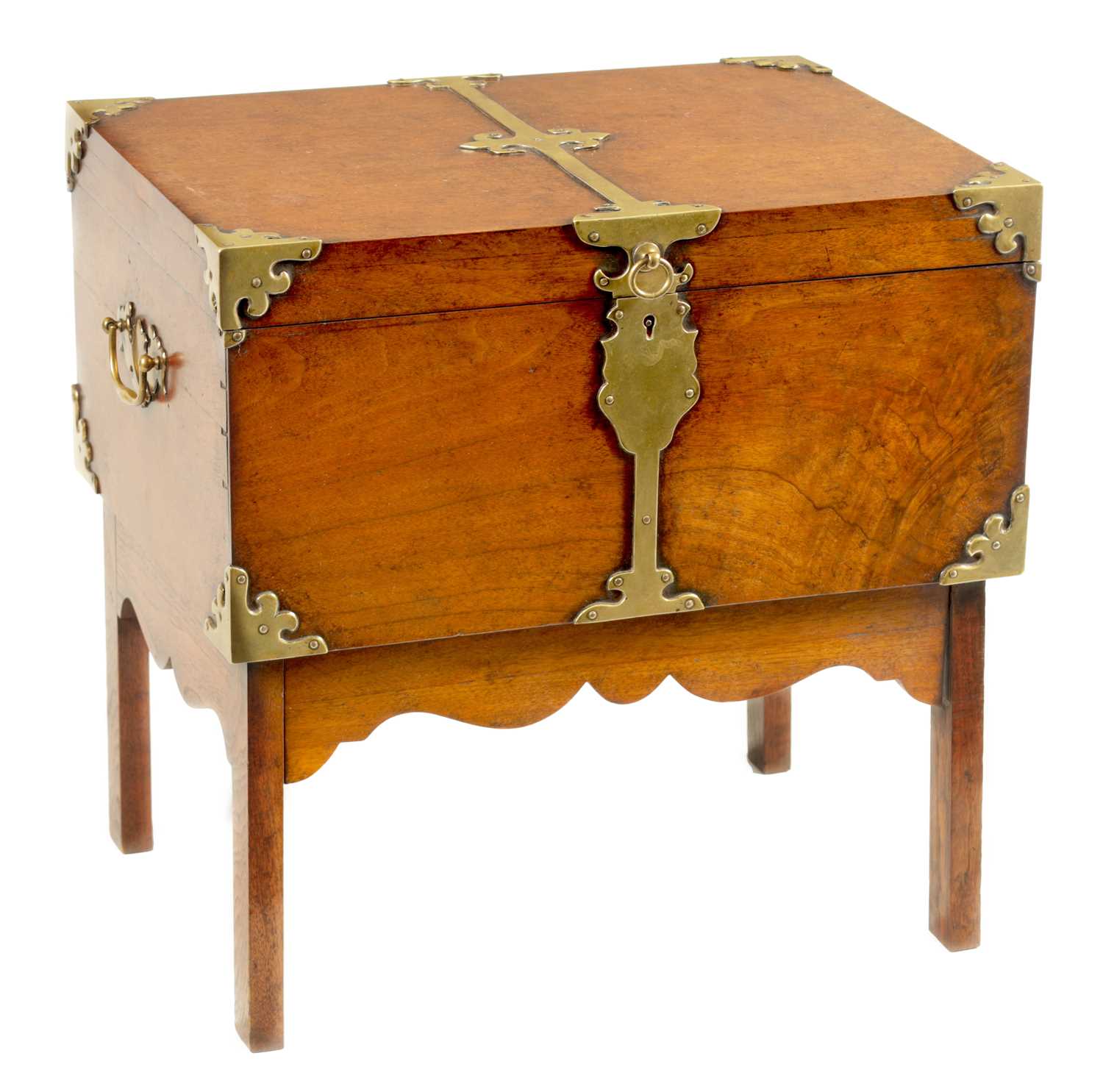 A RARE GEORGE III MAHOGANY PORTABLE CAMPAIGN BOX ON FOLDING LEGS WITH BRASS MOUNTS