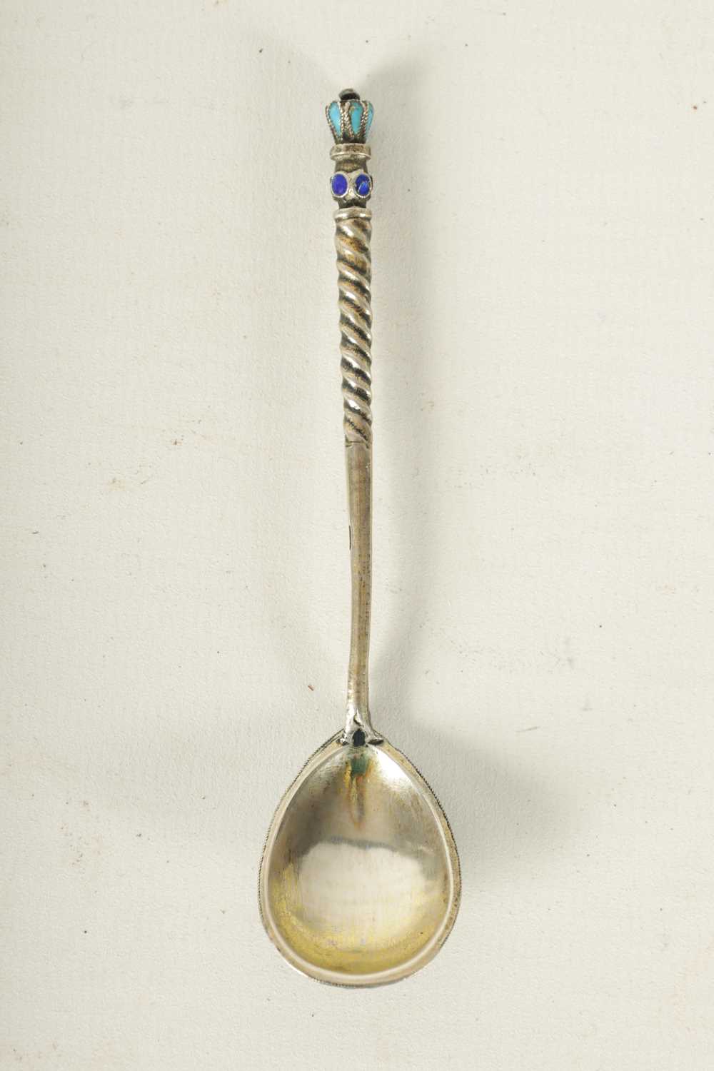 AN EARLY 20TH CENTURY RUSSIAN SILVER GILT AND CLOISONNE ENAMEL SPOON - Image 2 of 6