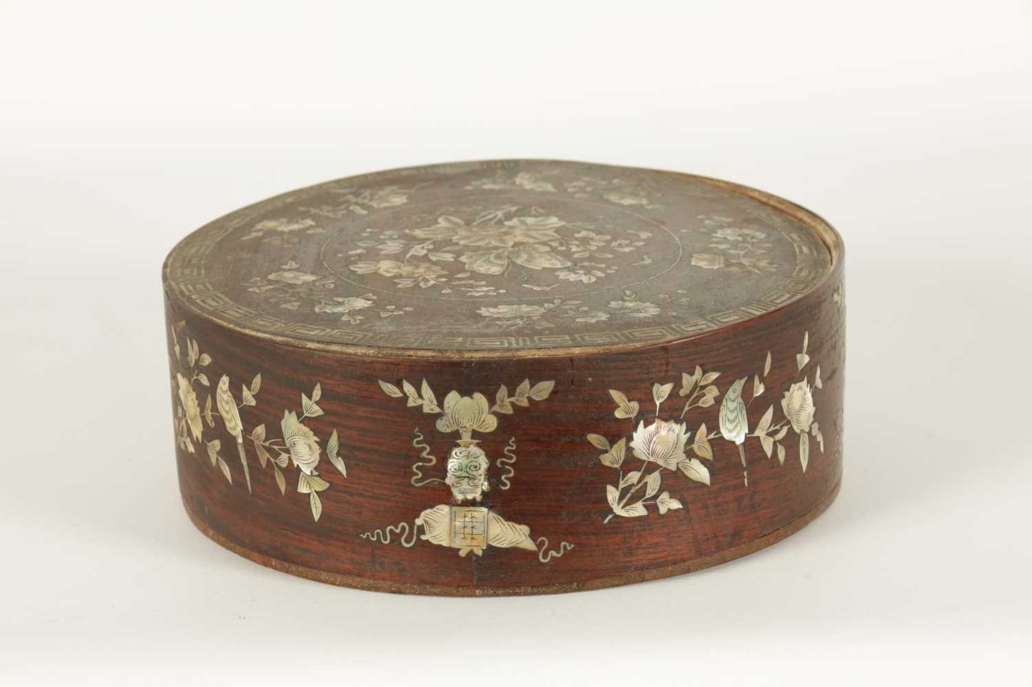 A 19TH CENTURY CHINESE HARDWOOD AND MOTHER OF PEARL INLAID CIRCULAR BOX OF LARGE SIZE - Image 9 of 13