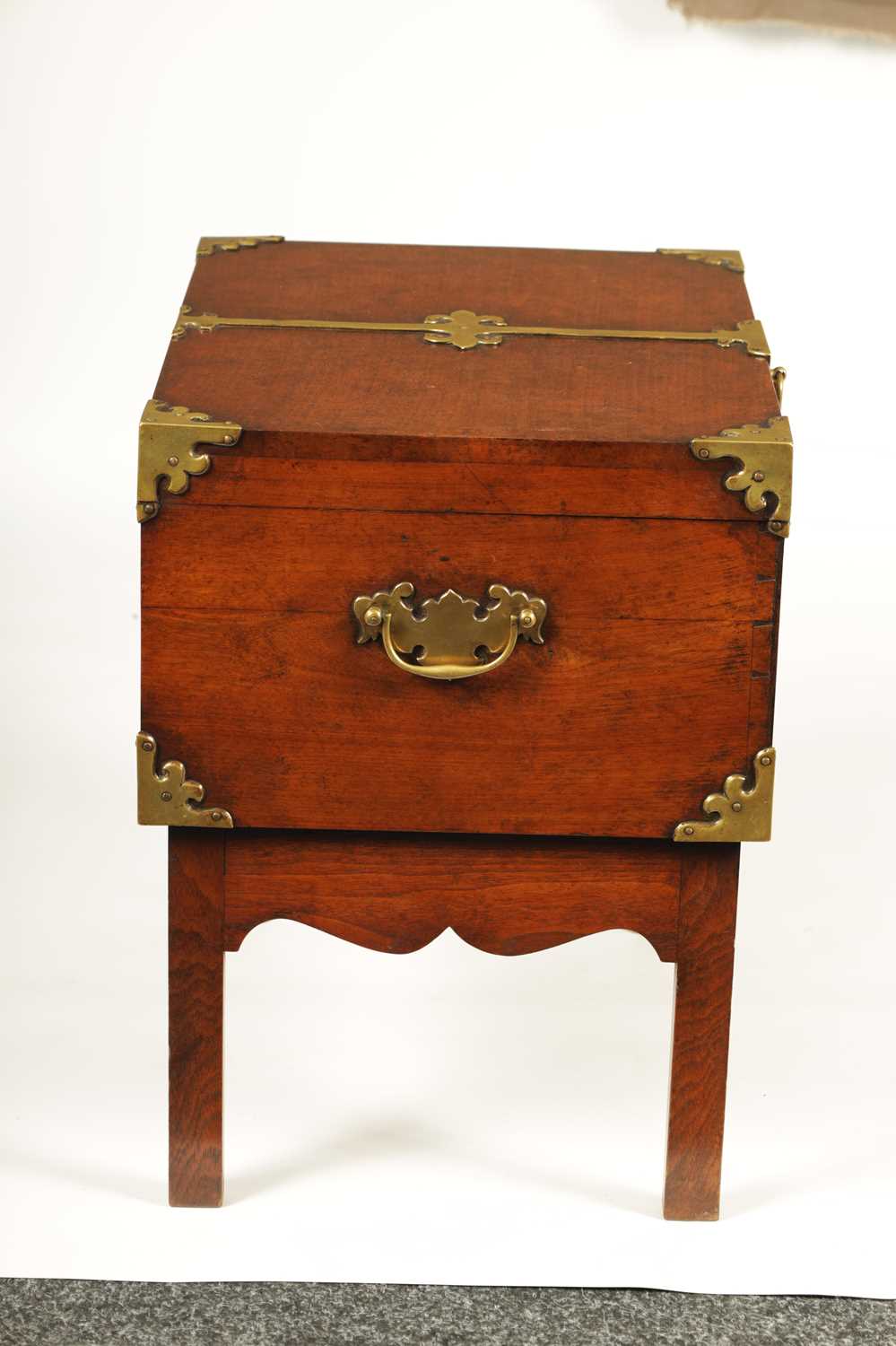 A RARE GEORGE III MAHOGANY PORTABLE CAMPAIGN BOX ON FOLDING LEGS WITH BRASS MOUNTS - Image 9 of 13