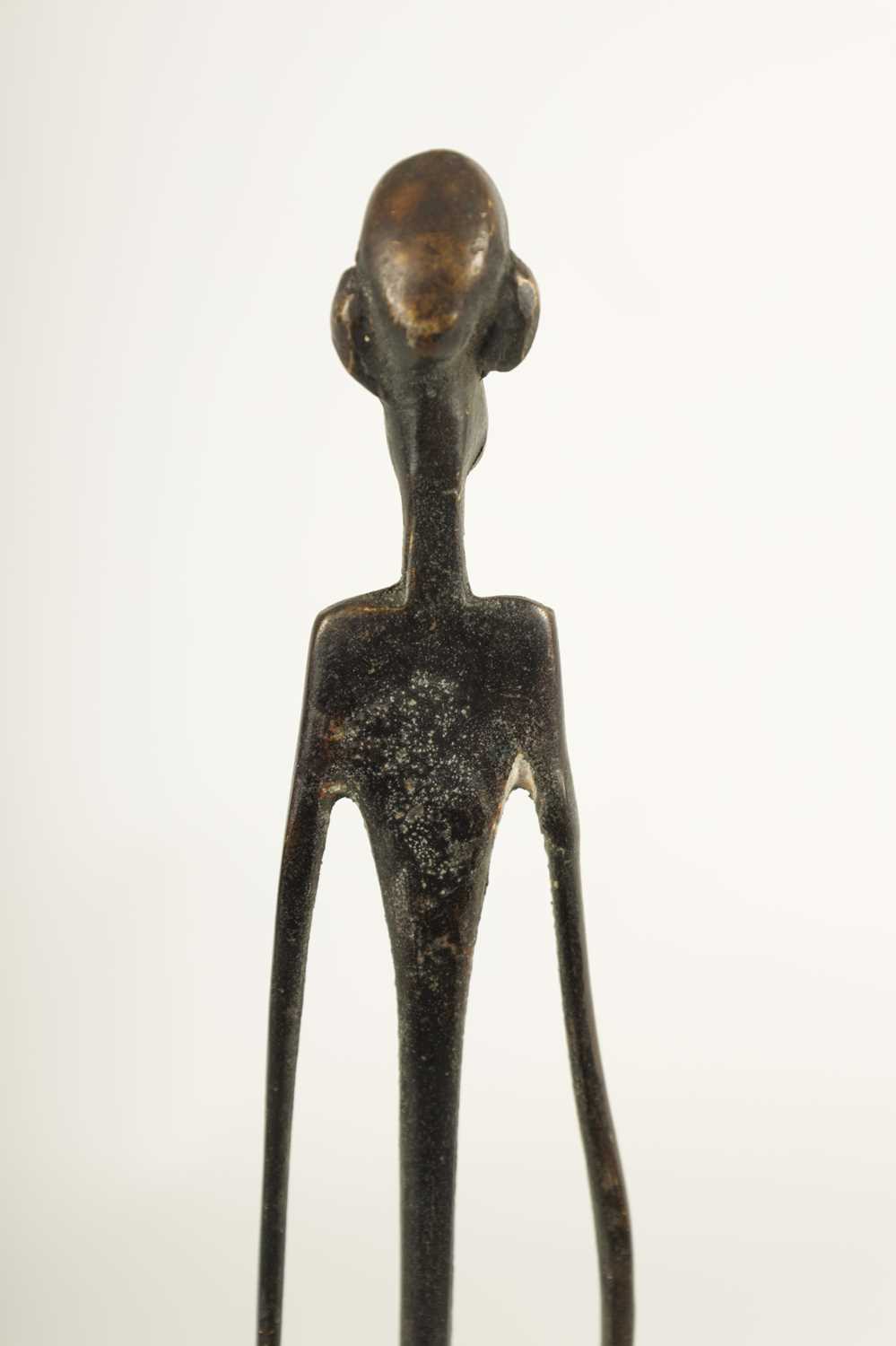 A LATE 19TH/EARLY 20TH CENTURY BENIN STYLE BRONZE FIGURE - Image 7 of 10