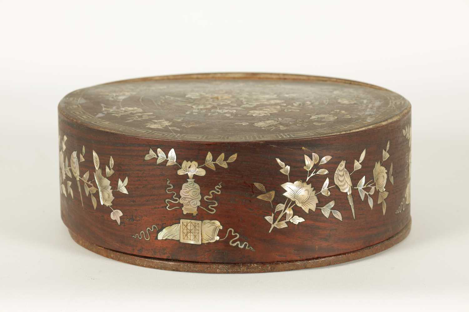 A 19TH CENTURY CHINESE HARDWOOD AND MOTHER OF PEARL INLAID CIRCULAR BOX OF LARGE SIZE - Image 8 of 13