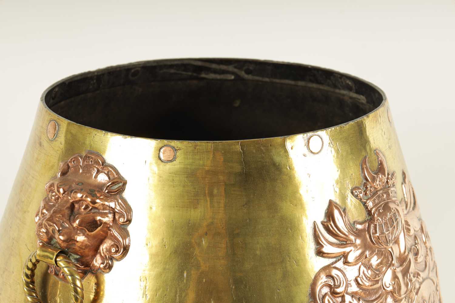 A 19TH CENTURY REGENCY STYLE BRASS AND COPPER LOG BIN - Image 5 of 9