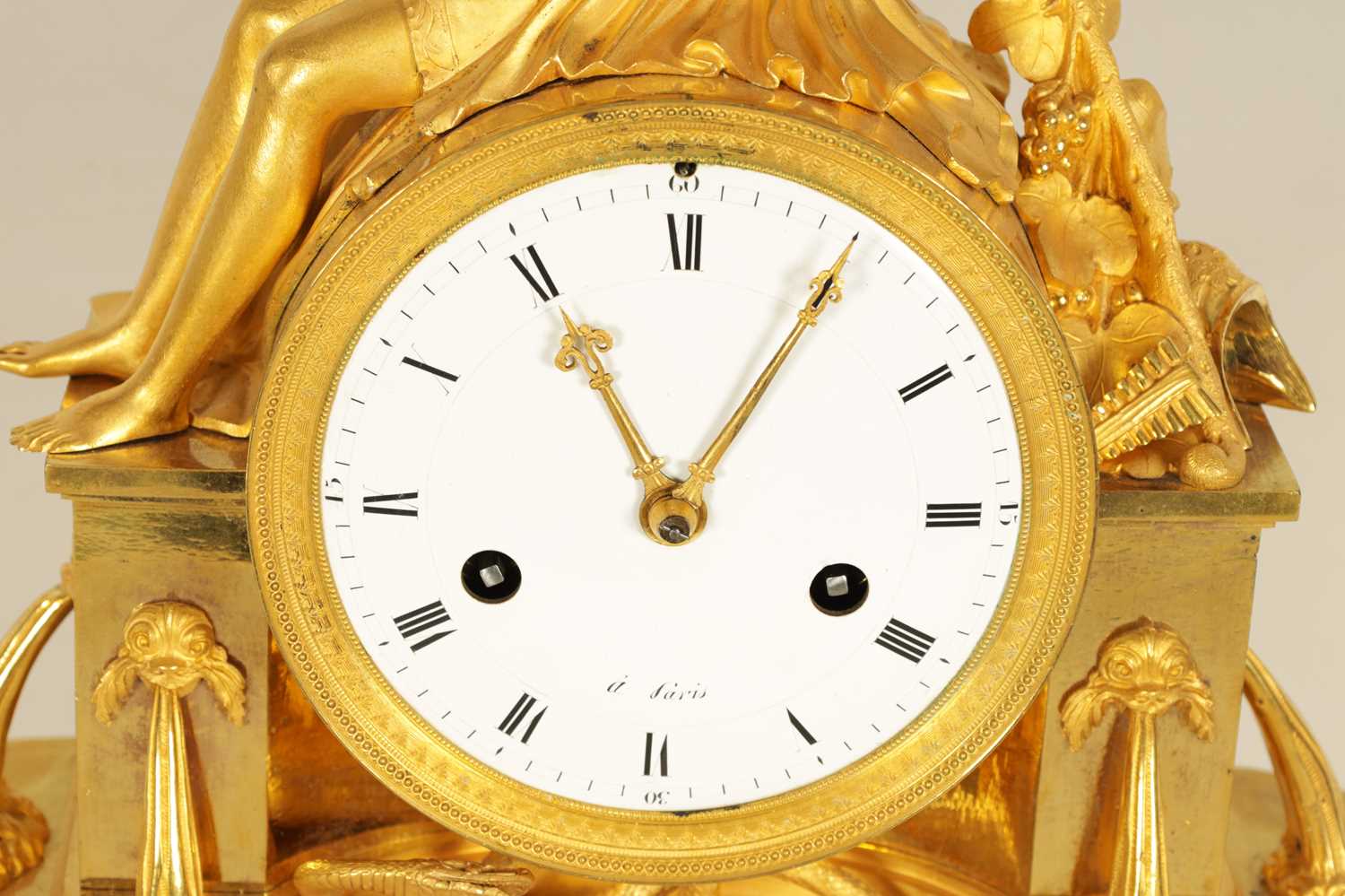 AN EARLY 19TH CENTURY FRENCH EMPIRE ORMOLU FIGURAL MANTEL CLOCK - Image 4 of 12