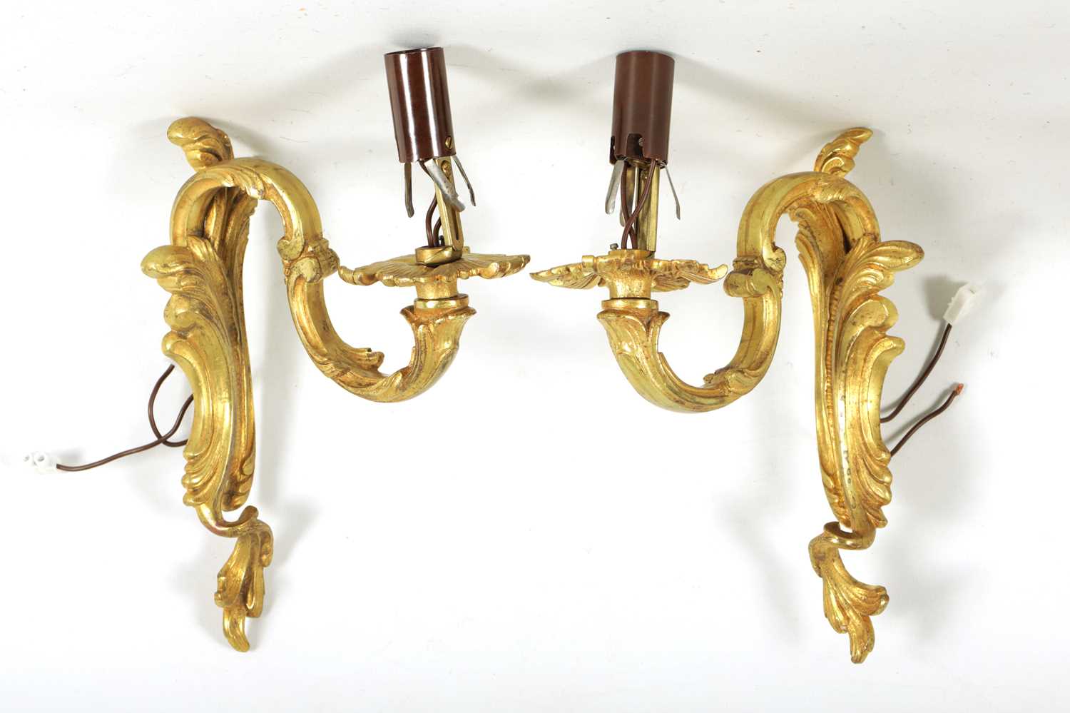 A PAIR OF LATE 19TH CENTURY FRENCH GILT ORMOLU SINGLE BRANCH WALL SCONES - Image 2 of 6