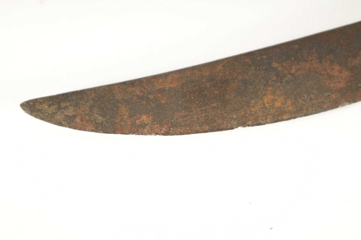 AN 18TH CENTURY SRI LANKAN RHINOCEROS HORN HANDLED KASTANE SWORD - Image 4 of 9