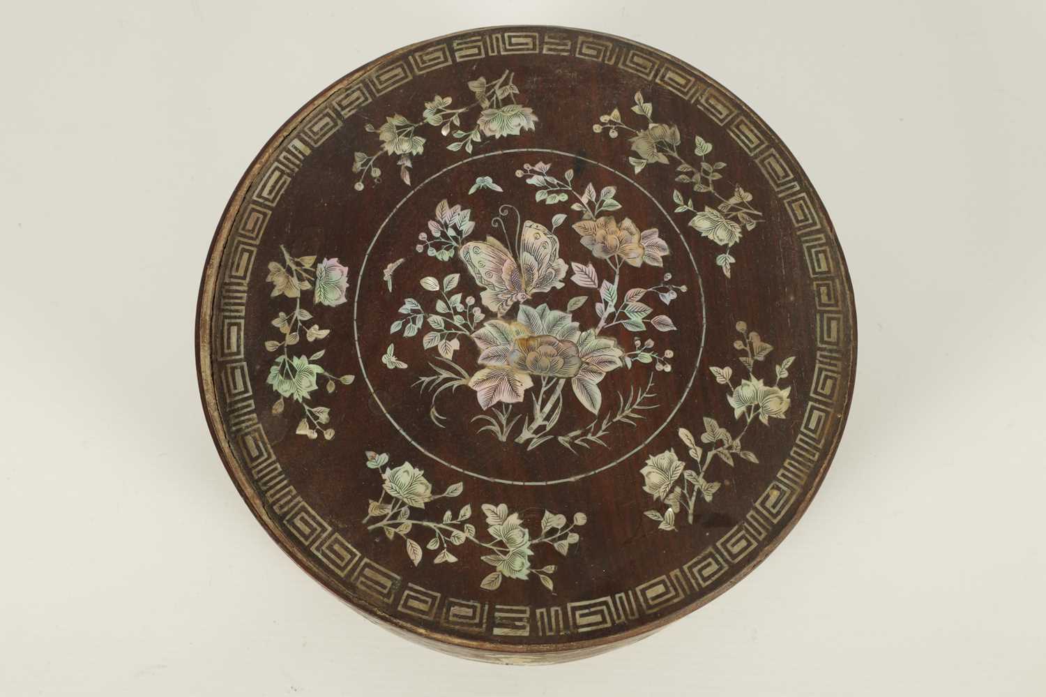 A 19TH CENTURY CHINESE HARDWOOD AND MOTHER OF PEARL INLAID CIRCULAR BOX OF LARGE SIZE - Image 2 of 13