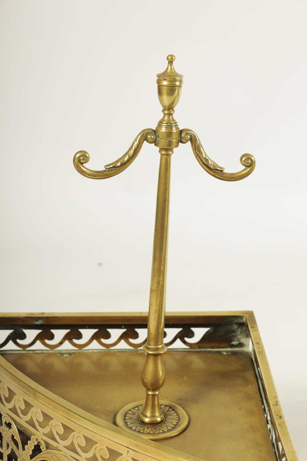 A GEORGE III ADAM STYLE BOWFRONT BRASS HEARTH FENDER - Image 3 of 7