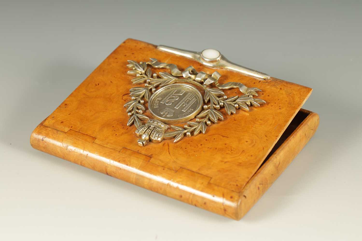 AN EARLY 20TH CENTURY FABERGE SILVER MOUNTED KARELIAN BIRCH CIGARETTE CASE - Image 4 of 10