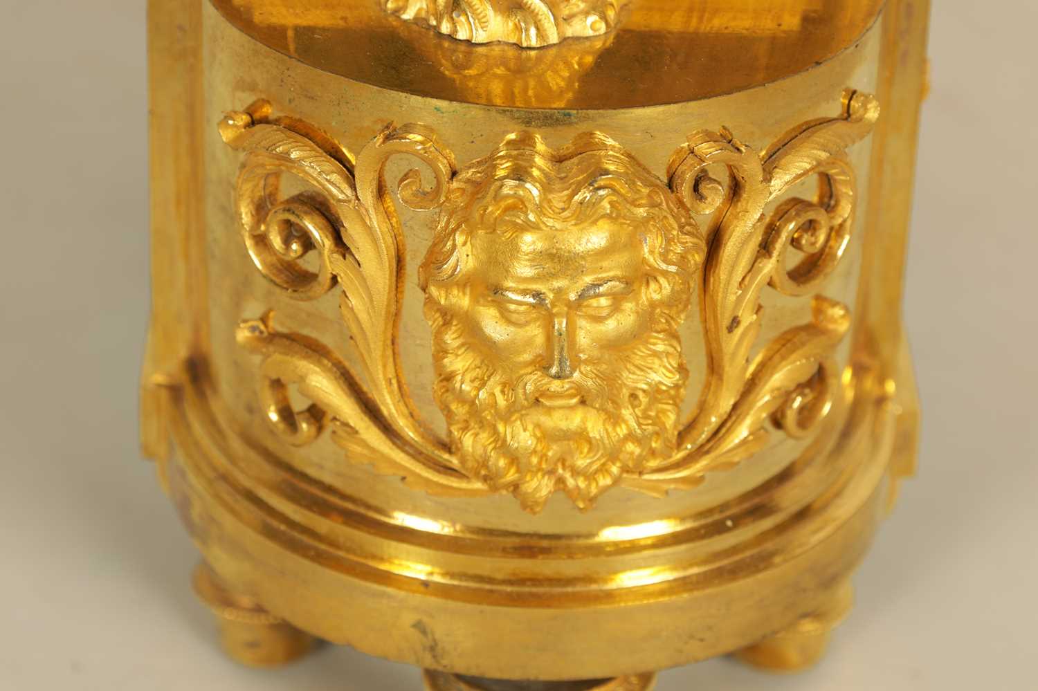 AN EARLY 19TH CENTURY FRENCH EMPIRE ORMOLU FIGURAL MANTEL CLOCK - Image 10 of 12