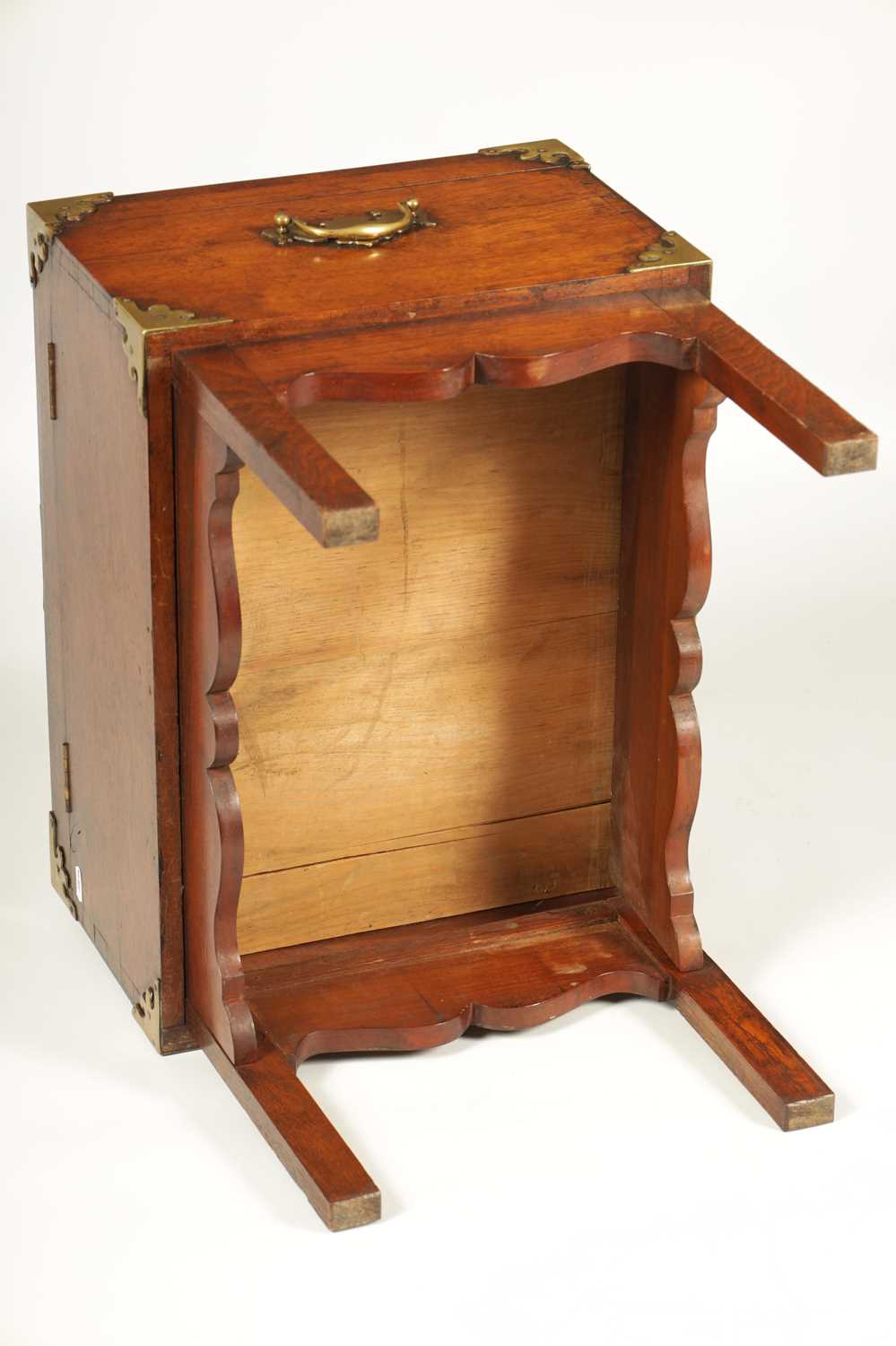 A RARE GEORGE III MAHOGANY PORTABLE CAMPAIGN BOX ON FOLDING LEGS WITH BRASS MOUNTS - Image 12 of 13