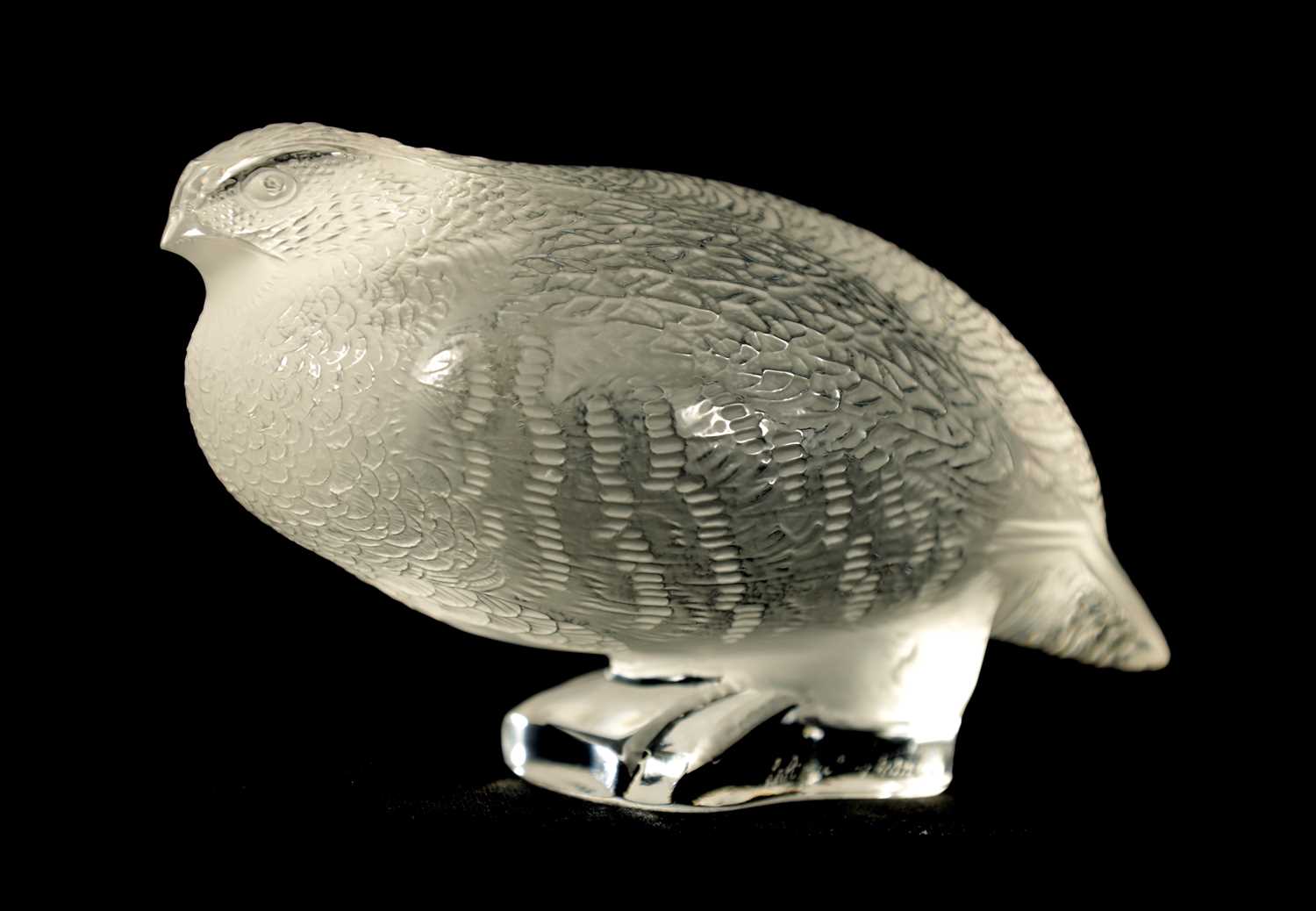 A LALIQUE FRANCE FROSTED GLASS BIRD SCULPTURE