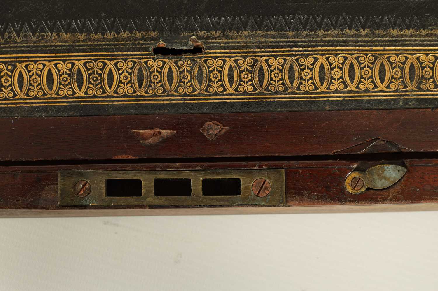 A 19TH CENTURY BRASS BOUND MAHOGANY WRITING SLOPE - Image 10 of 13