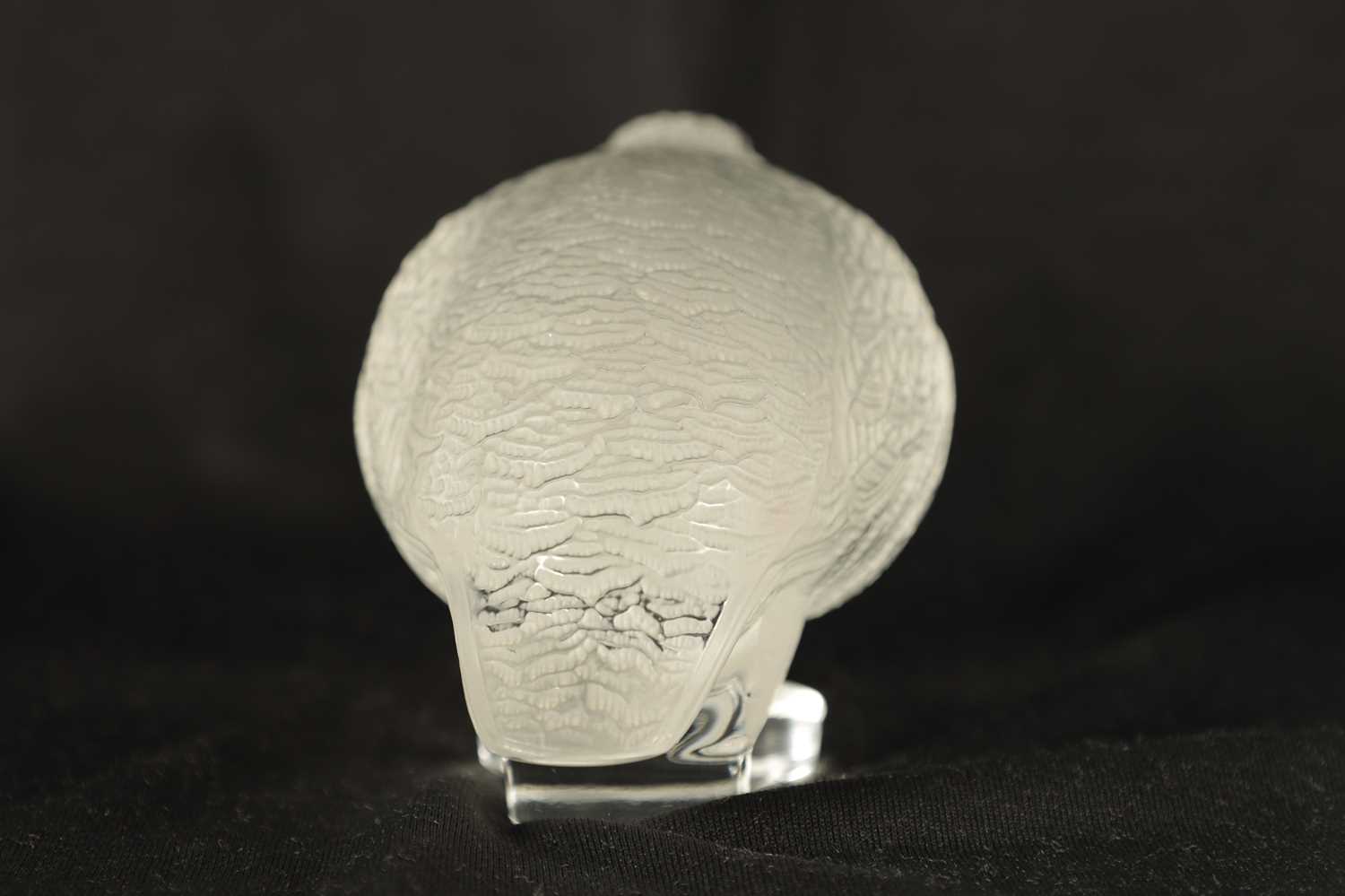 A LALIQUE FRANCE FROSTED GLASS BIRD SCULPTURE - Image 7 of 10