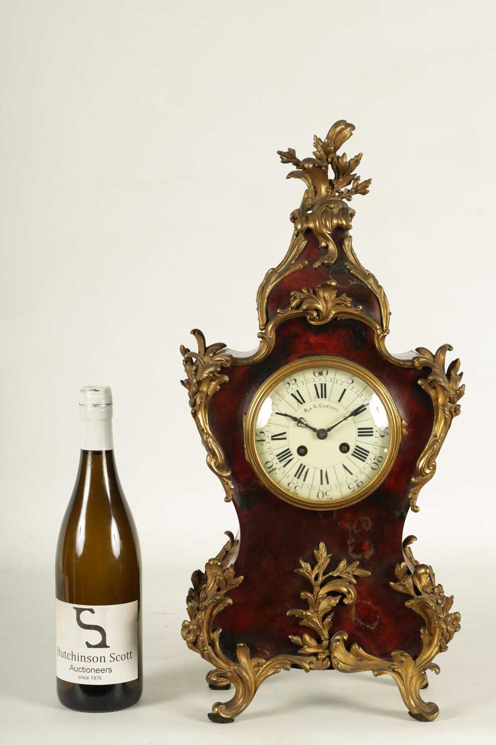 A MID 19TH CENTURY FRENCH ORMOLU MOUNTED TORTOISESHELL VENEERED ROCOCO STYLE MANTEL CLOCK - Image 4 of 8