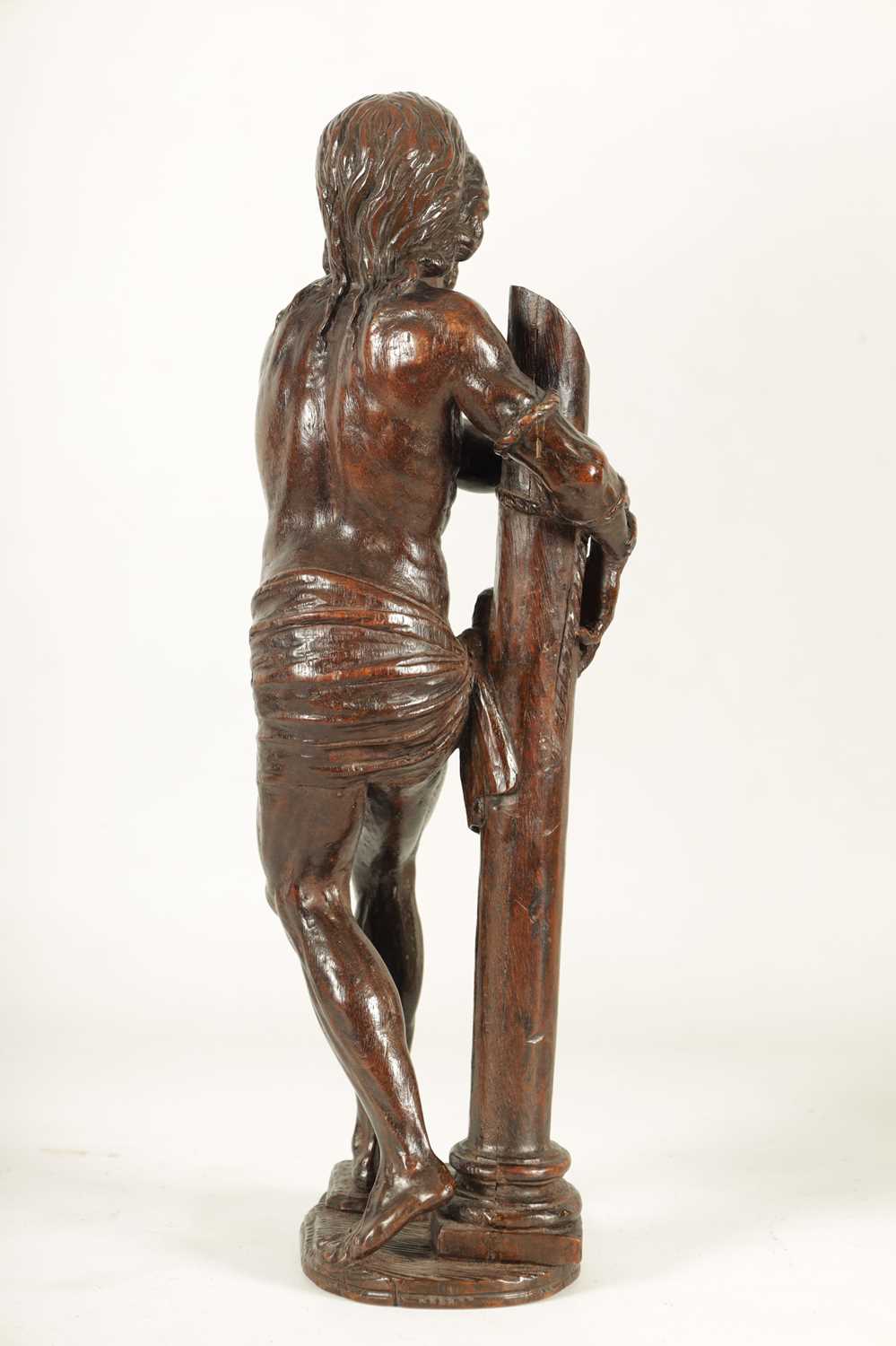 A GOOD 17TH CENTURY CONTINENTAL CARVED WALNUT FIGURE OF CHIRST - Image 5 of 7