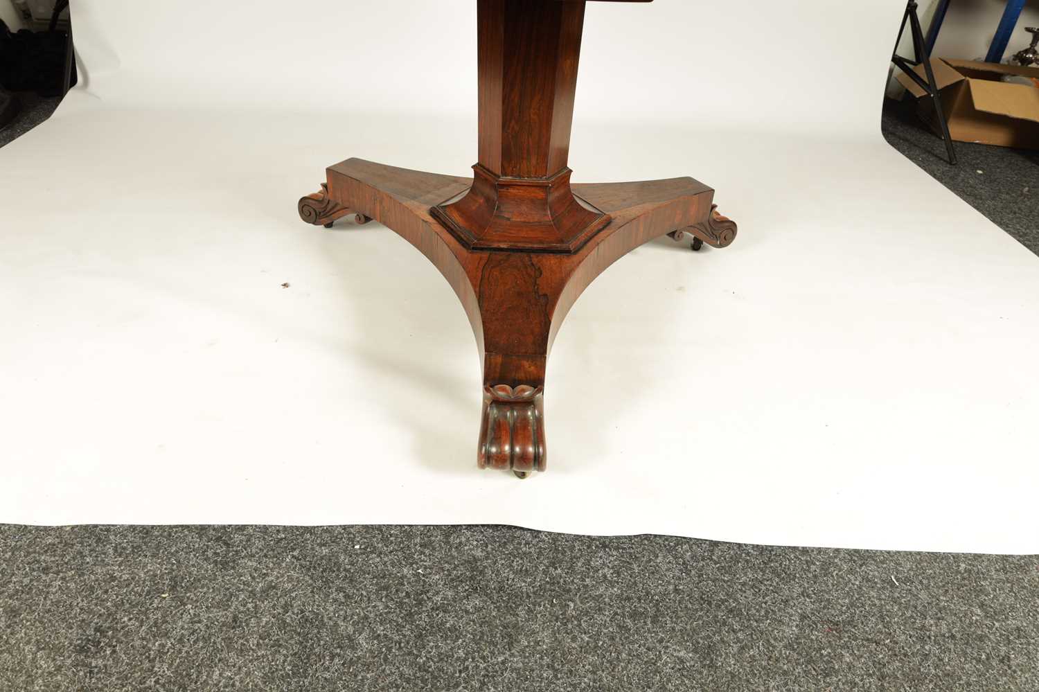 A LATE REGENCY FIGURE ROSEWOOD CIRCULAR CENTRE TABLE - Image 5 of 6