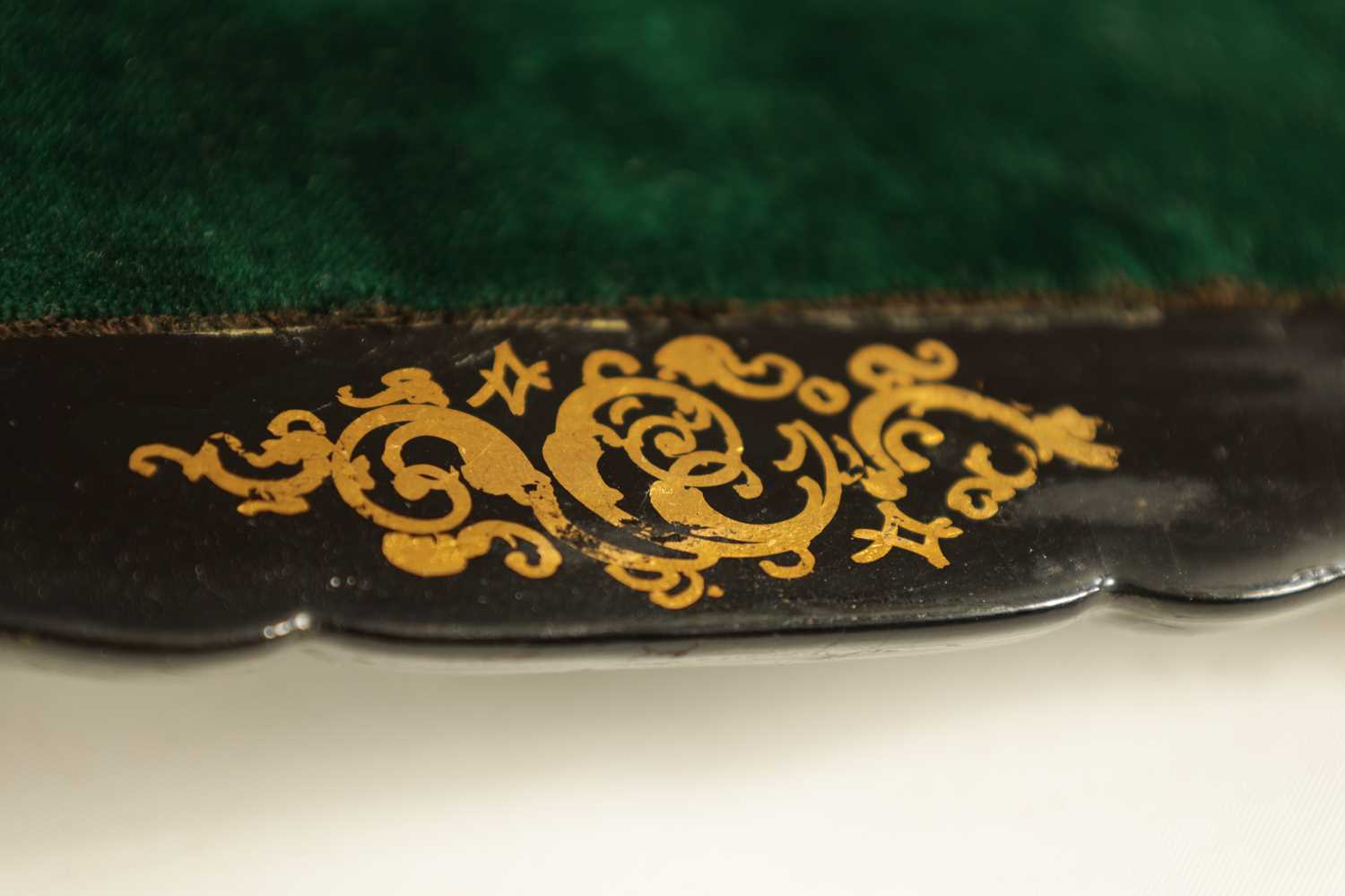 A 19TH CENTURY PAPIER MACHE AND MOTHER OF PEARL INLAID WRITING BOX - Image 10 of 13