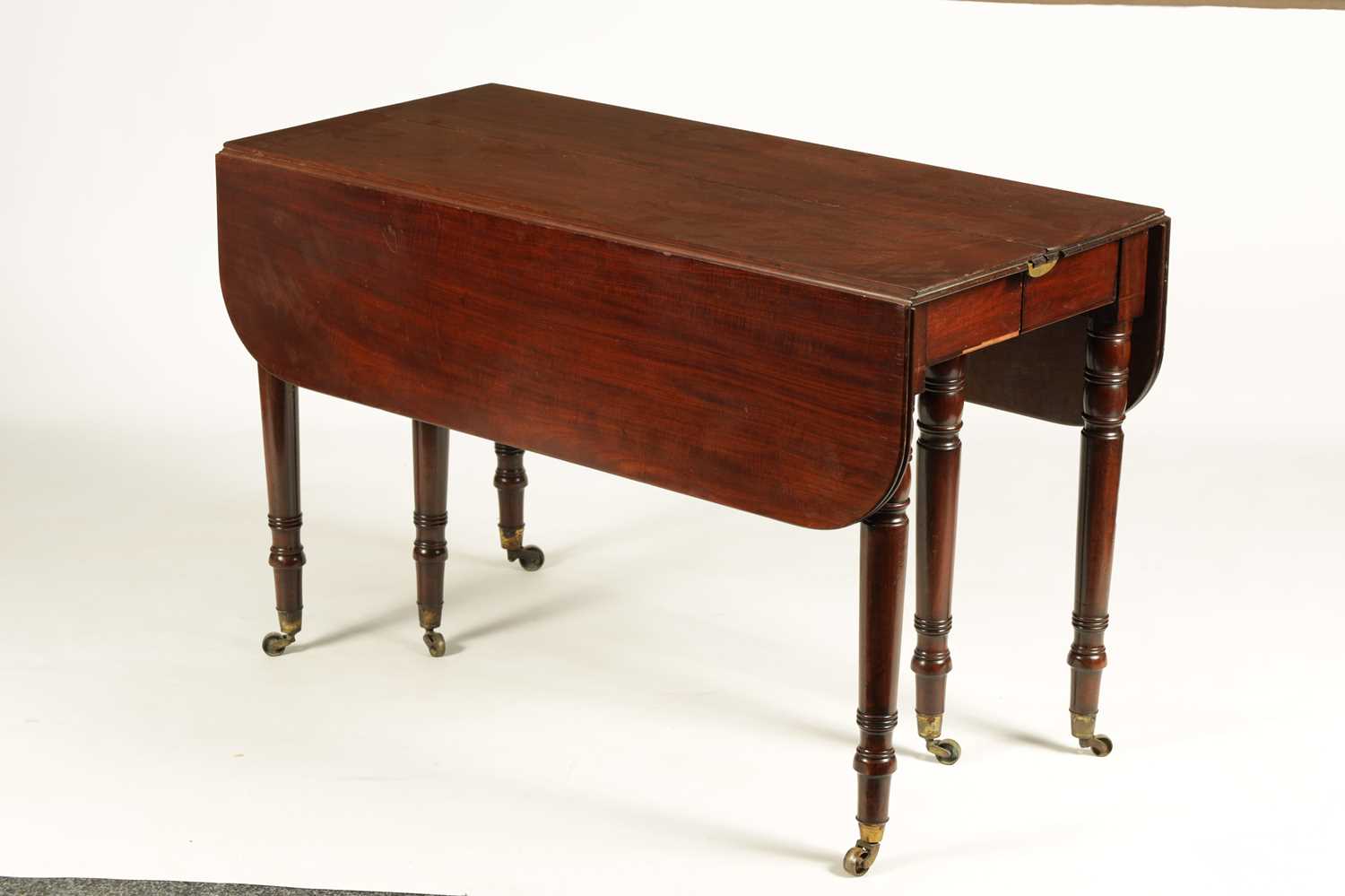ROSS DUBLIN A GEORGE III FIGURED MAHOGANY SCISSOR ACTION EXTENDING DINING TABLE - Image 8 of 8
