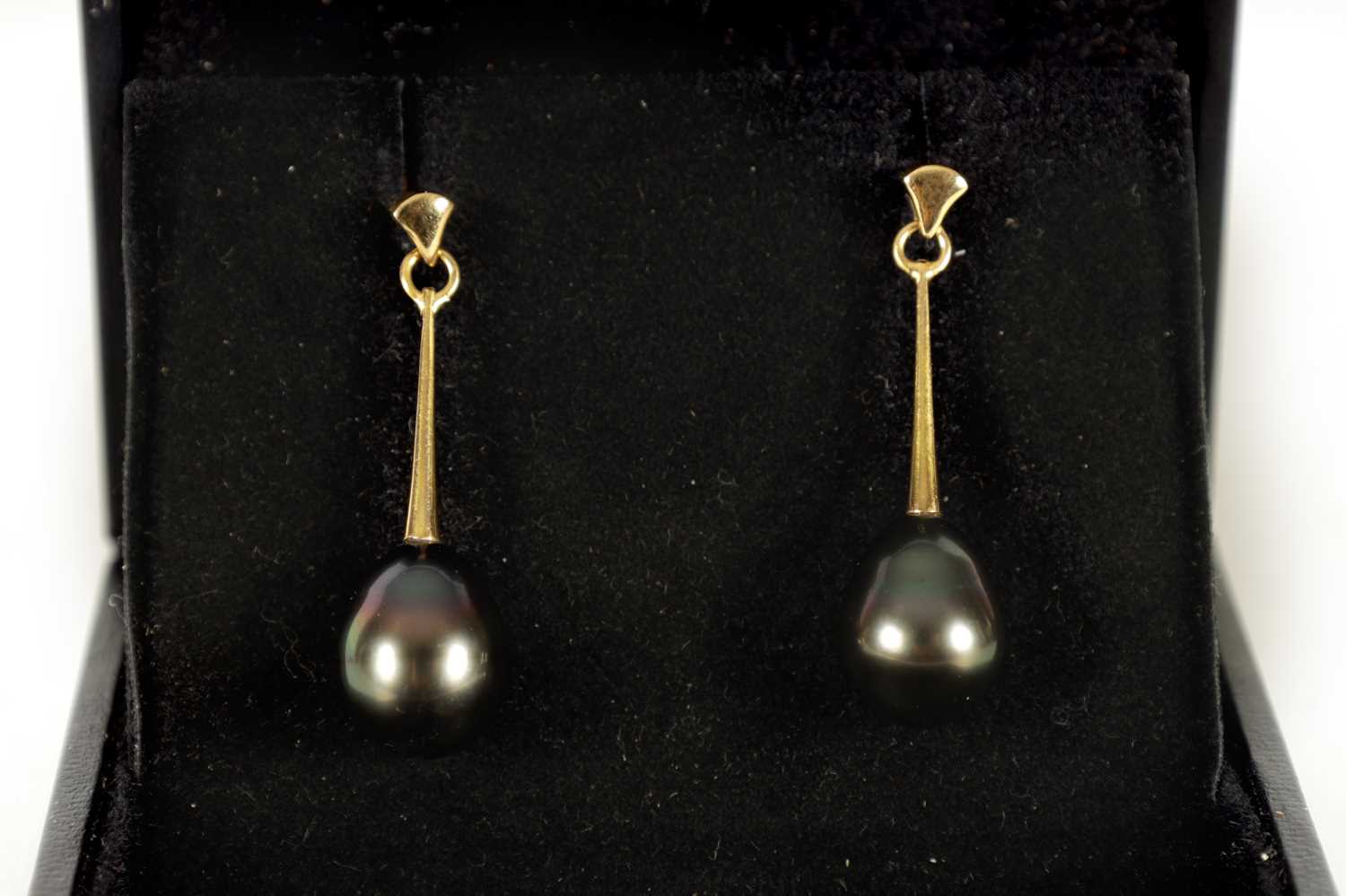 A LARGE PAIR OF 18CT GOLD AND BLACK PEARL DROP EARRINGS - Image 3 of 4