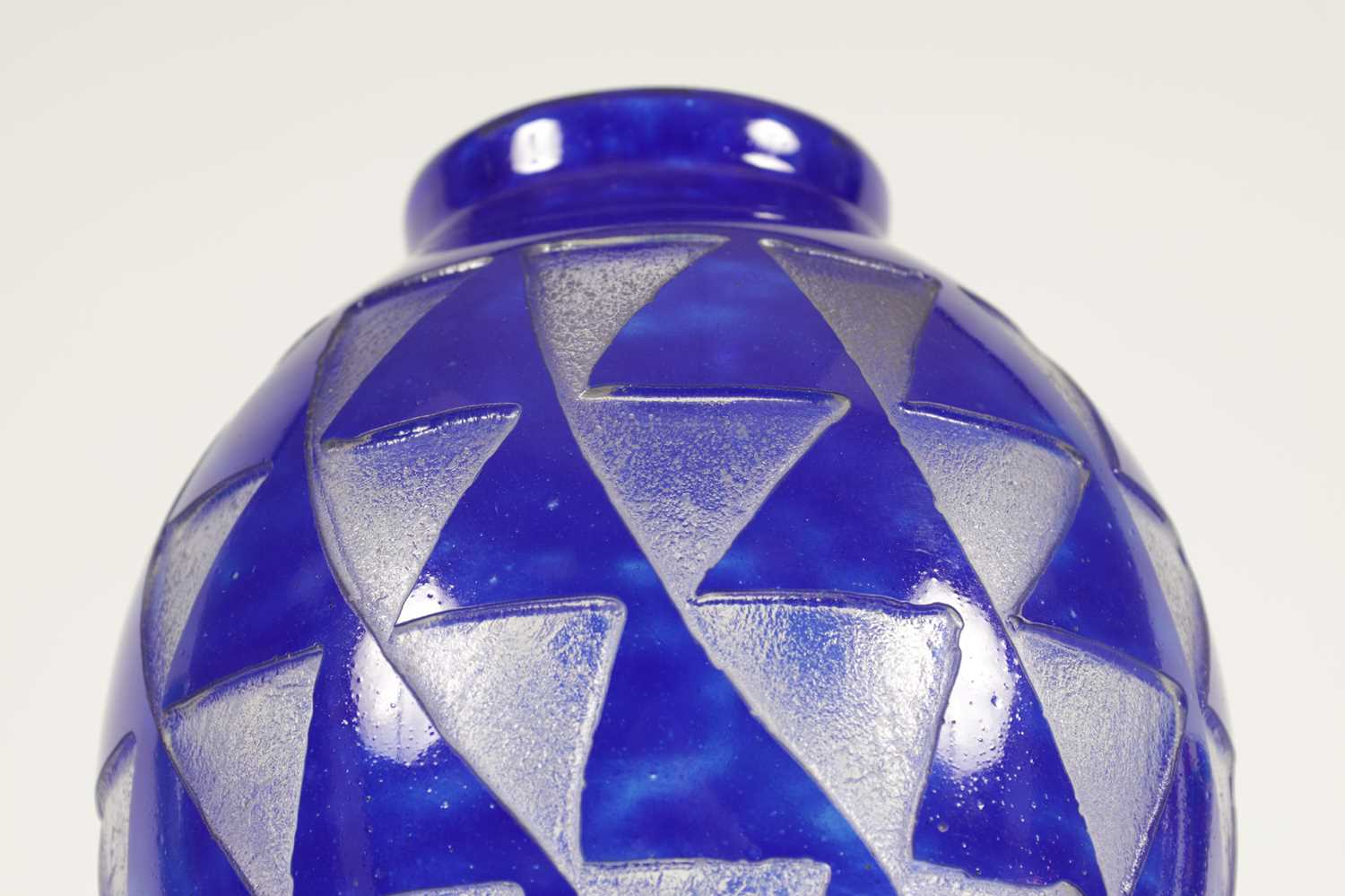 DAVID GUERON FOR DEGUE. A 1930'S FRENCH ART DECO GLASS VASE - Image 4 of 9