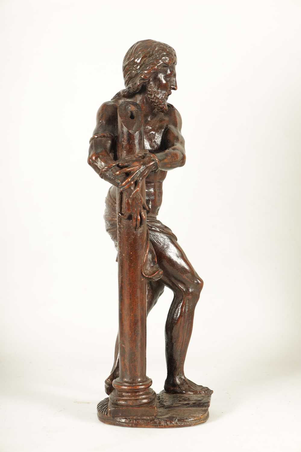 A GOOD 17TH CENTURY CONTINENTAL CARVED WALNUT FIGURE OF CHIRST - Image 6 of 7