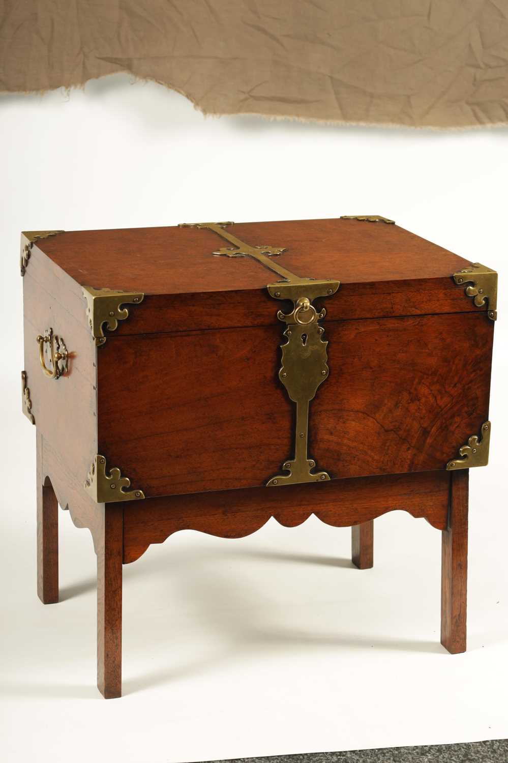 A RARE GEORGE III MAHOGANY PORTABLE CAMPAIGN BOX ON FOLDING LEGS WITH BRASS MOUNTS - Image 2 of 13