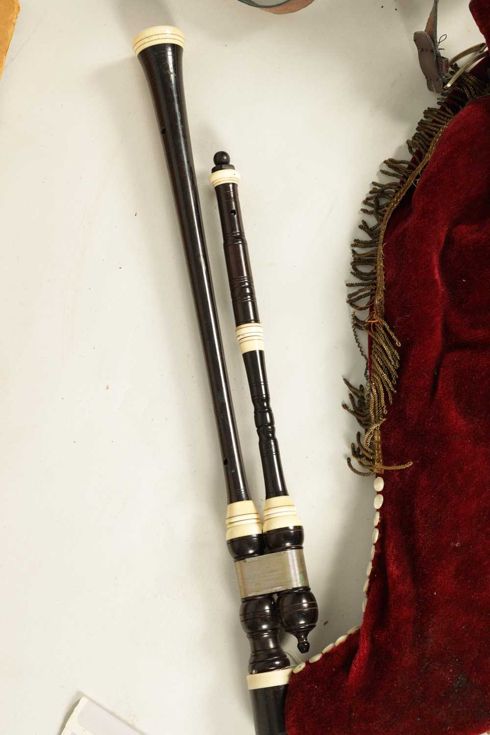 A 19TH CENTURY ROSEWOOD IVORY AND BOXWOOD CABRETTE WIND INSTRUMENT BY BLANC - Image 6 of 9