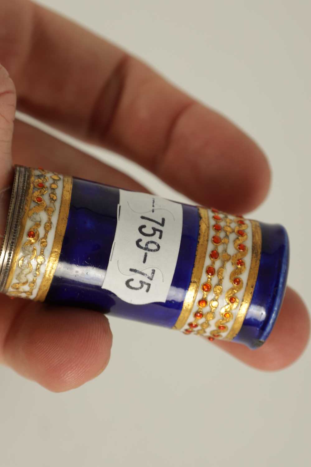 A 19TH CENTURY FRENCH ROYAL BLUE PORCELAIN AND SILVER GILT METAL MOUNTED CYLINDRICAL CONTAINER - Image 4 of 5