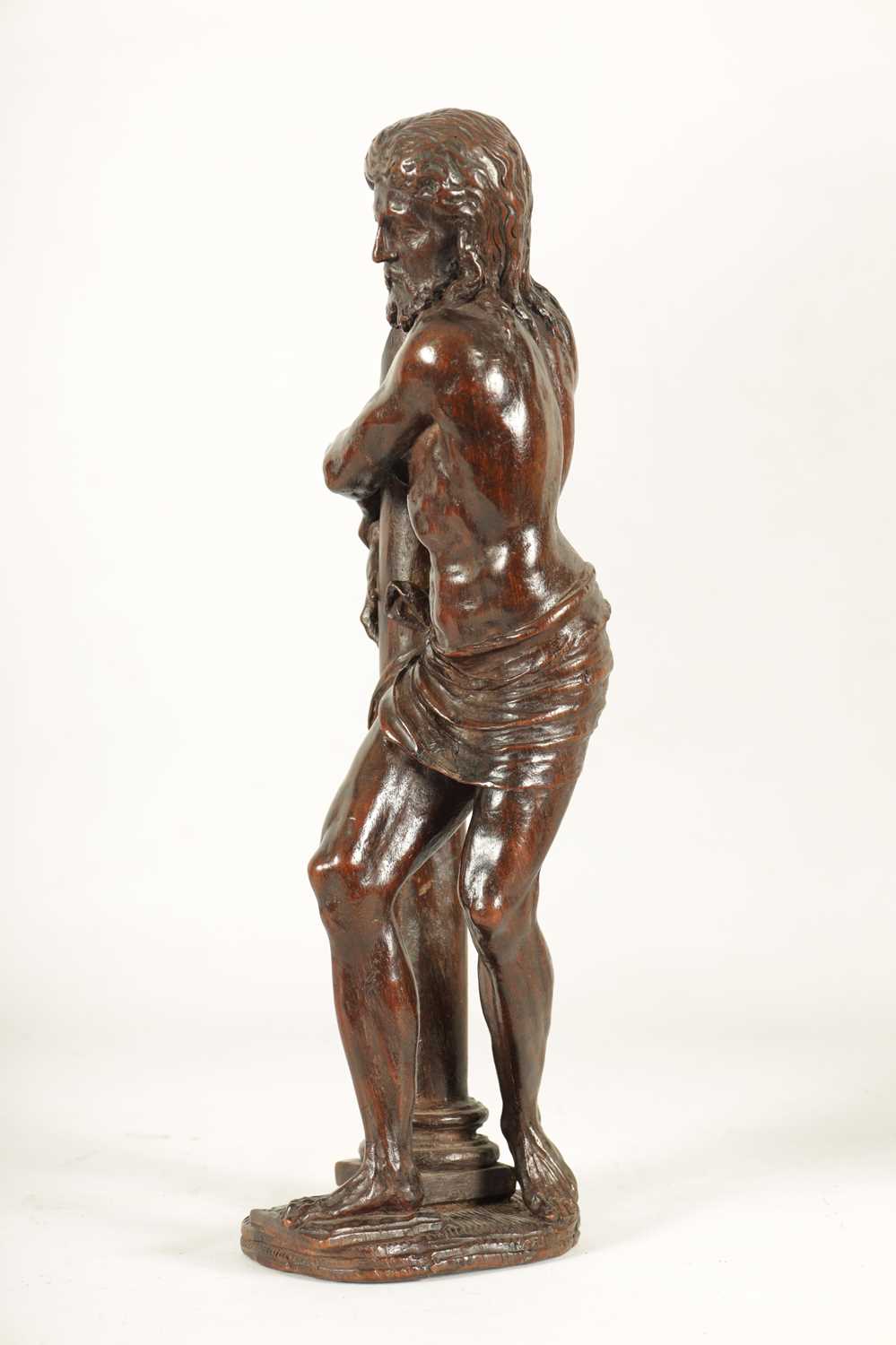 A GOOD 17TH CENTURY CONTINENTAL CARVED WALNUT FIGURE OF CHIRST - Image 4 of 7