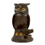 AN EARLY 20TH CENTURY BLACK FOREST CARVED WOOD BIRD SCULPTURE OF AN OWL