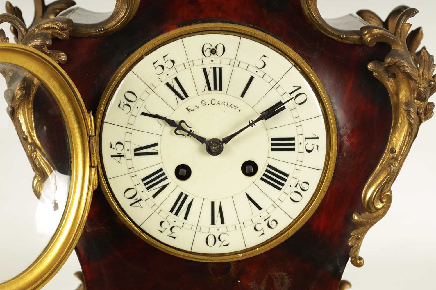 A MID 19TH CENTURY FRENCH ORMOLU MOUNTED TORTOISESHELL VENEERED ROCOCO STYLE MANTEL CLOCK - Image 2 of 8