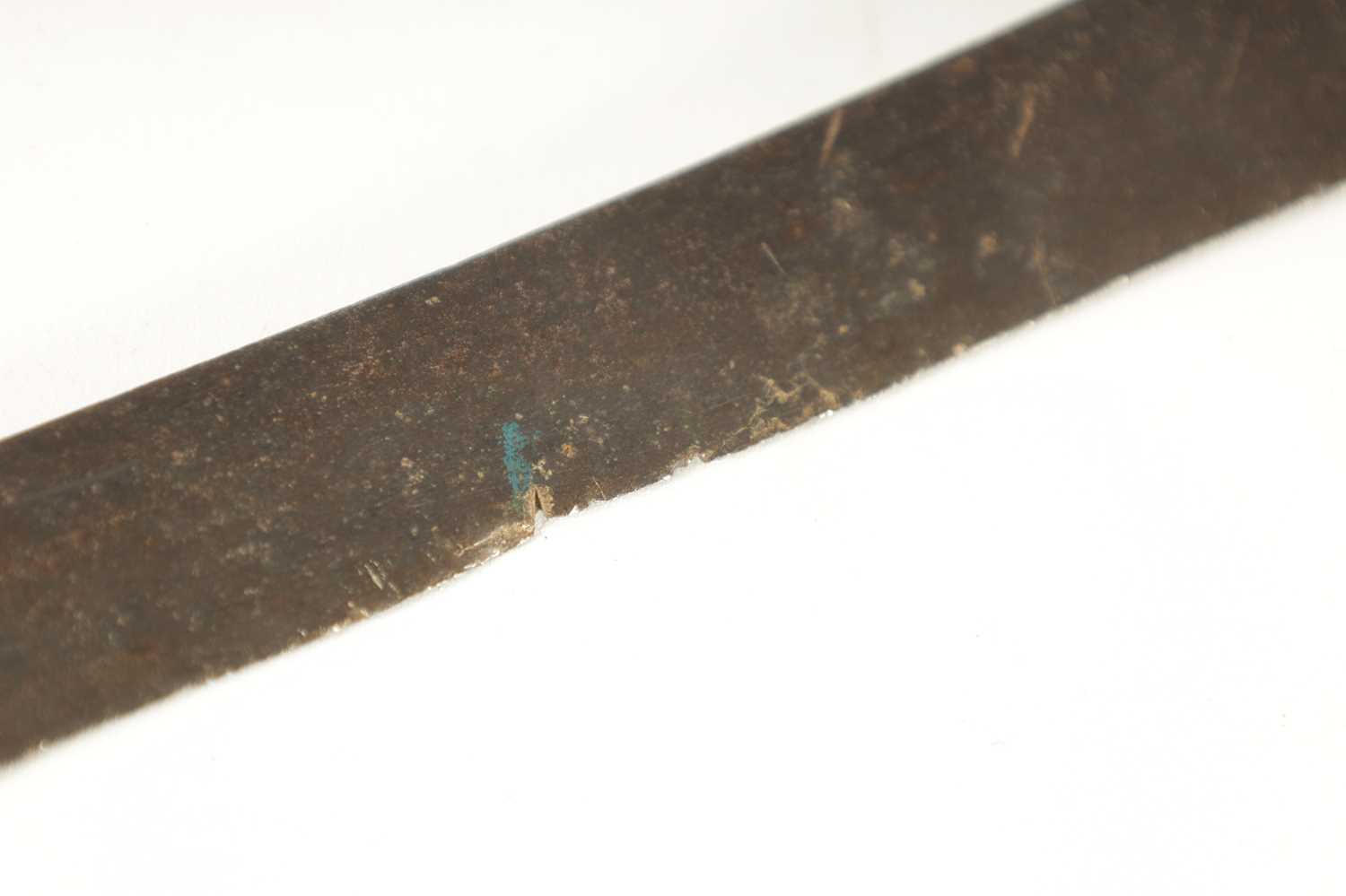 AN 18TH CENTURY SRI LANKAN RHINOCEROS HORN HANDLED KASTANE SWORD - Image 5 of 9