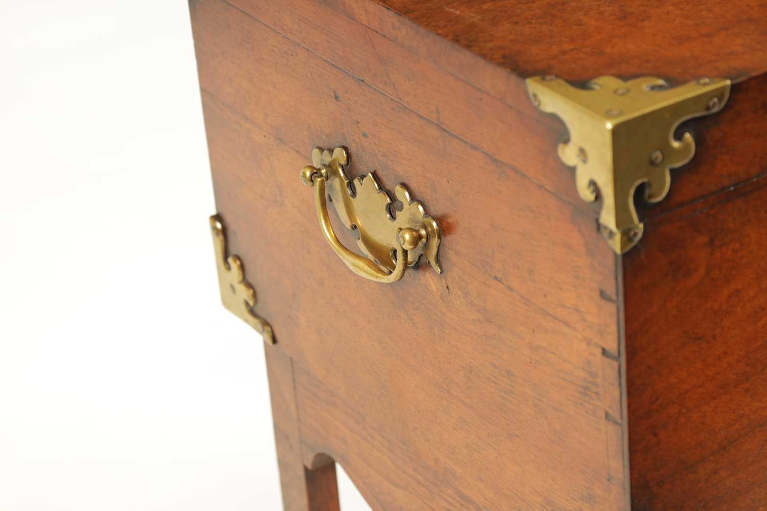 A RARE GEORGE III MAHOGANY PORTABLE CAMPAIGN BOX ON FOLDING LEGS WITH BRASS MOUNTS - Image 4 of 13