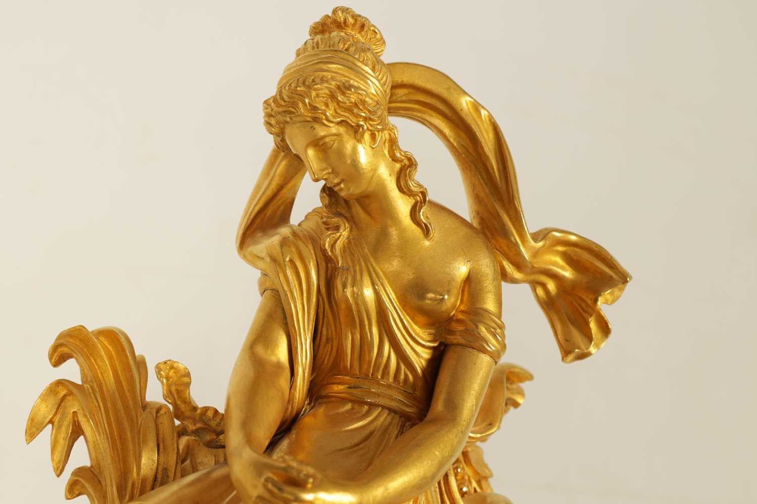 AN EARLY 19TH CENTURY FRENCH EMPIRE ORMOLU FIGURAL MANTEL CLOCK - Image 3 of 12