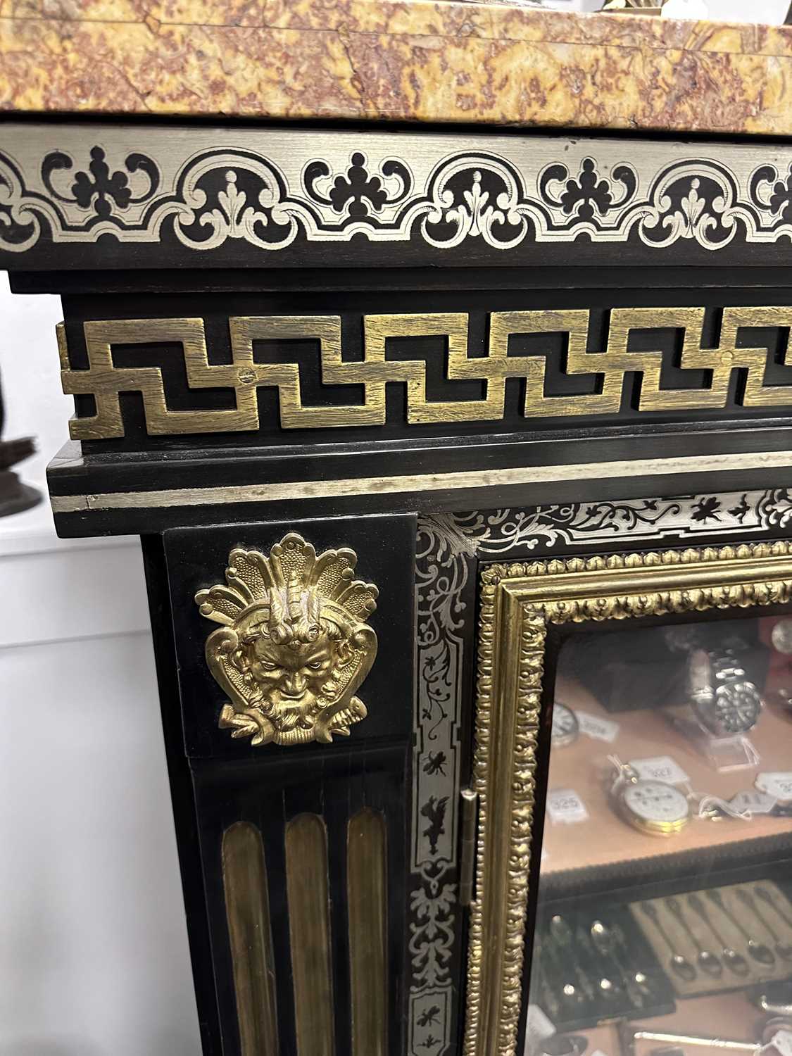 A 19TH CENTURY FRENCH EBONISED BOULLE AND ORMOLU MOUNTED DISPLAY CABINET - Image 9 of 14