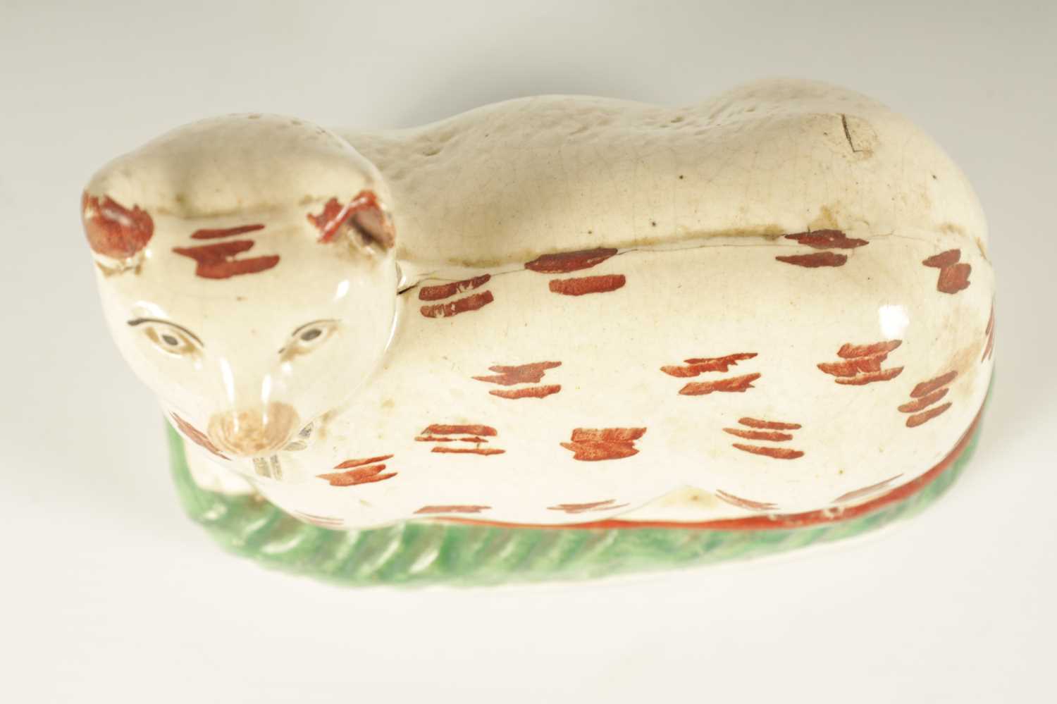 AN EARLY 19TH CENTURY STAFFORDSHIRE MODEL ON A RECUMBENT CAT - Image 7 of 8