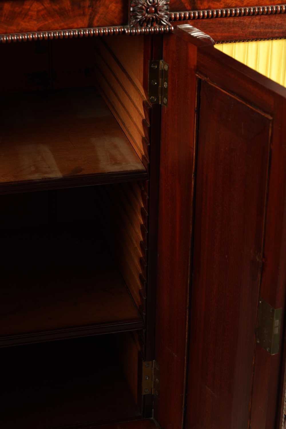 A FINE WILLIAM IV MAHOGANY BREAKFRONT SIDE CABINET IN THE MANNER OF GILLOWS - Image 6 of 8