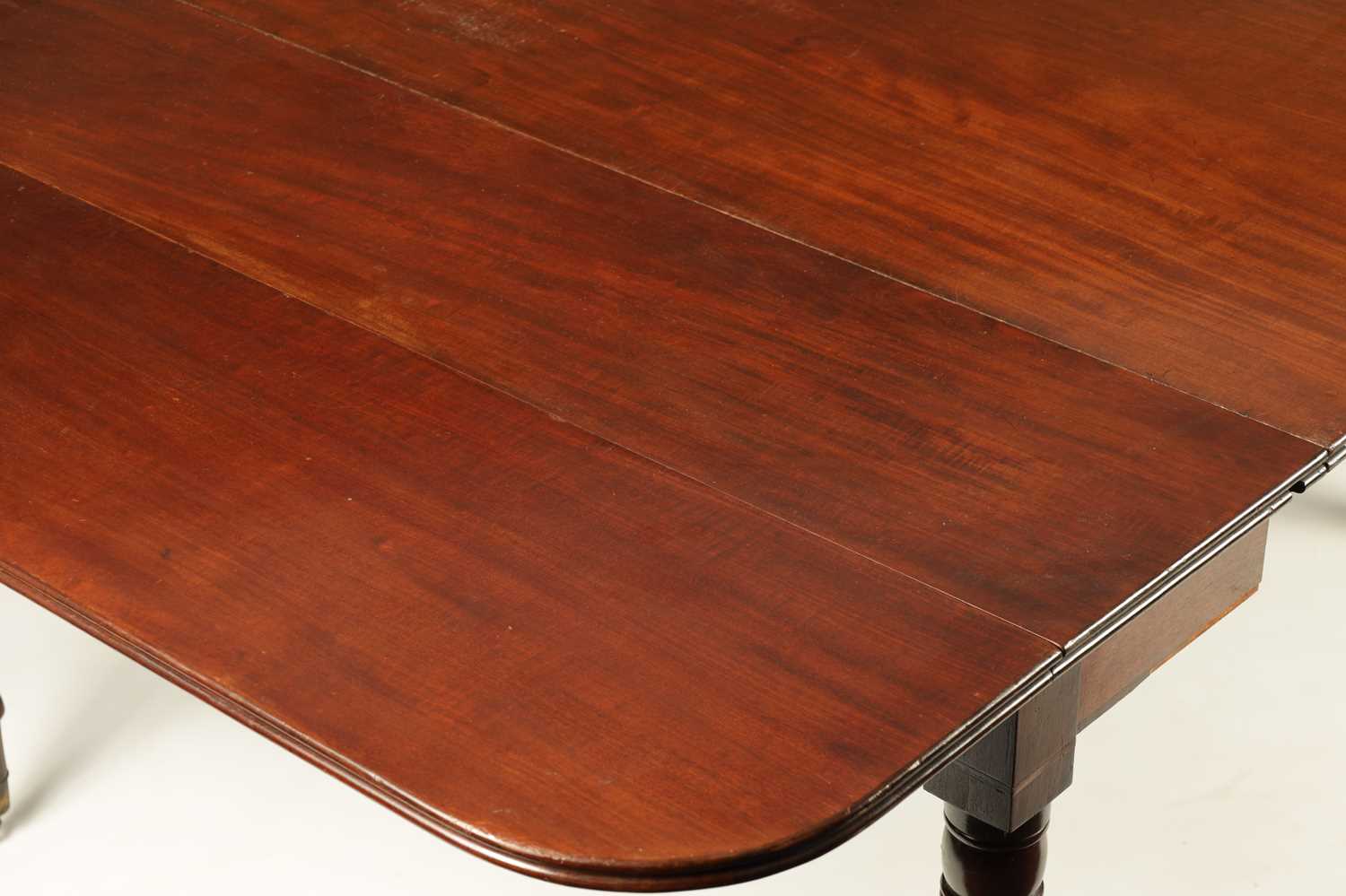 ROSS DUBLIN A GEORGE III FIGURED MAHOGANY SCISSOR ACTION EXTENDING DINING TABLE - Image 6 of 8