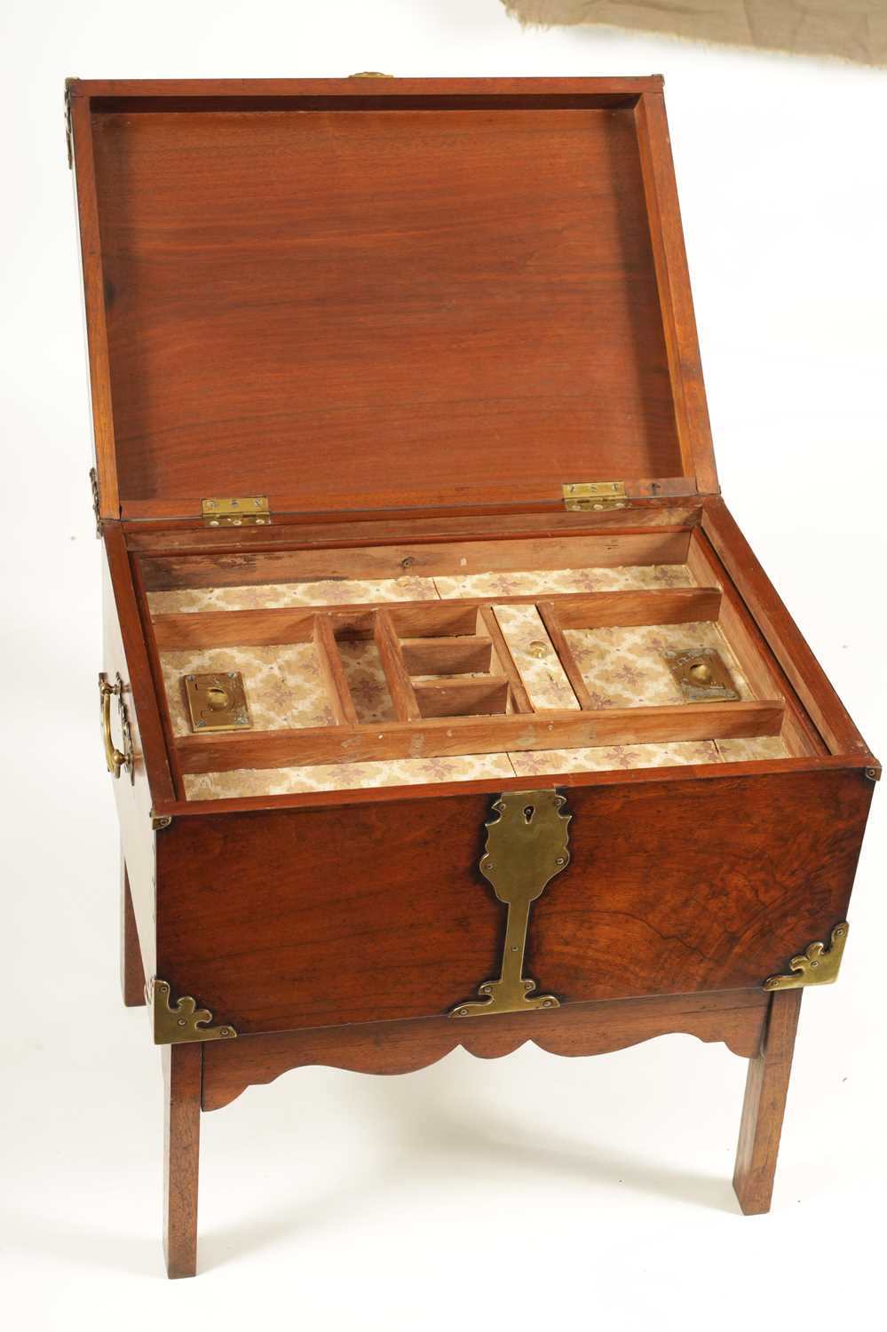 A RARE GEORGE III MAHOGANY PORTABLE CAMPAIGN BOX ON FOLDING LEGS WITH BRASS MOUNTS - Image 6 of 13