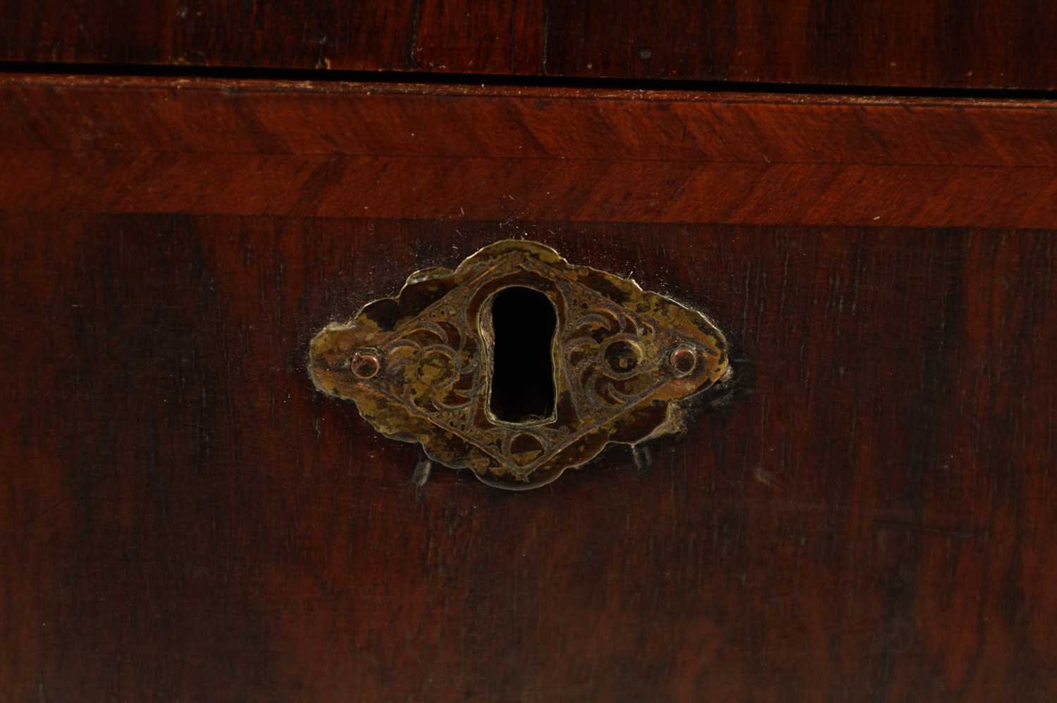 A WILLIAM AND MARY HERRING-BANDED FIGURED WALNUT TOILET MIRROR/BUREAU - Image 8 of 10