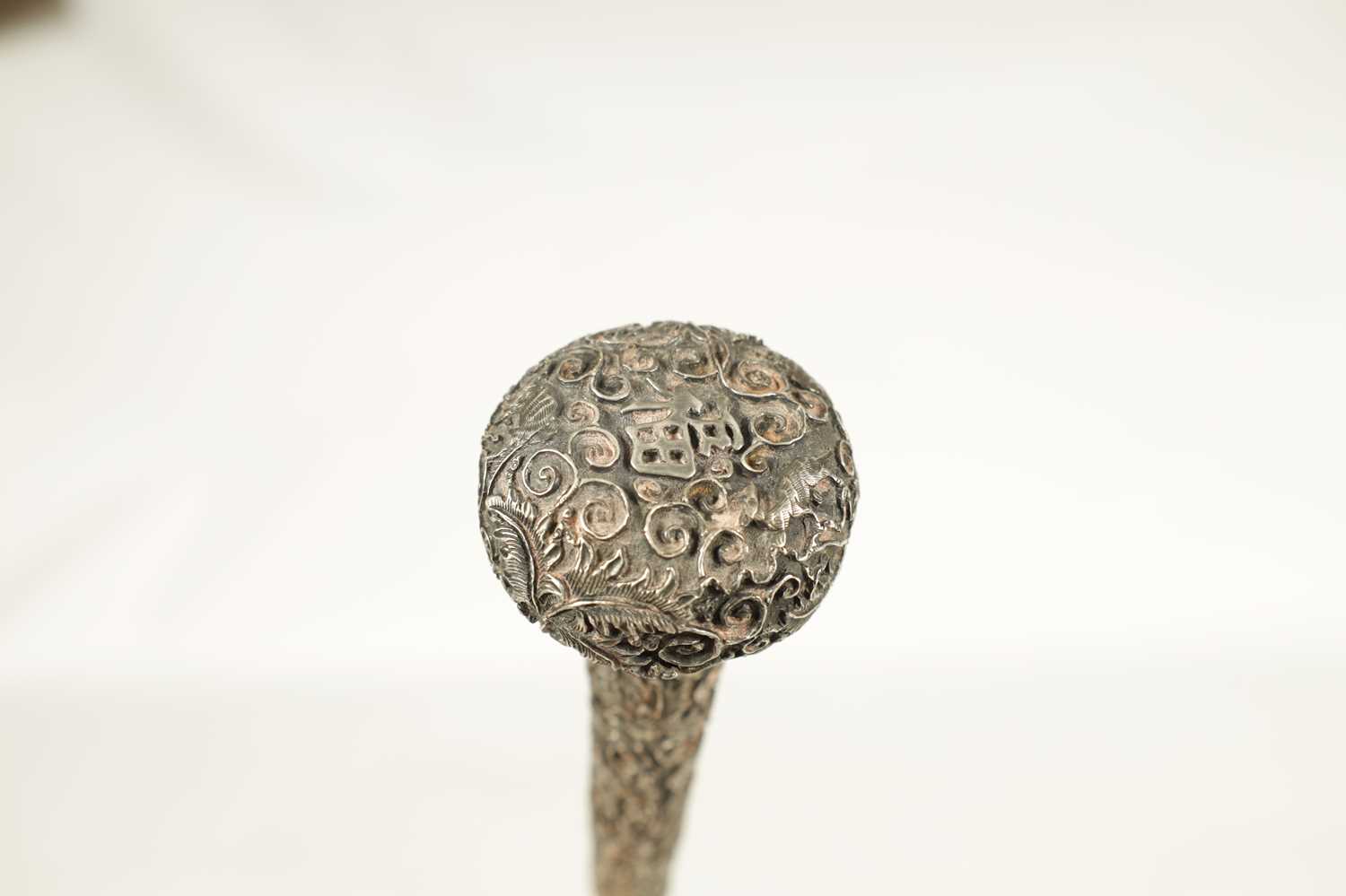 A LATE 19TH CENTURY CHINESE SILVER MOUNTED RHINOCEROS HORN WALKING CANE - Image 5 of 13