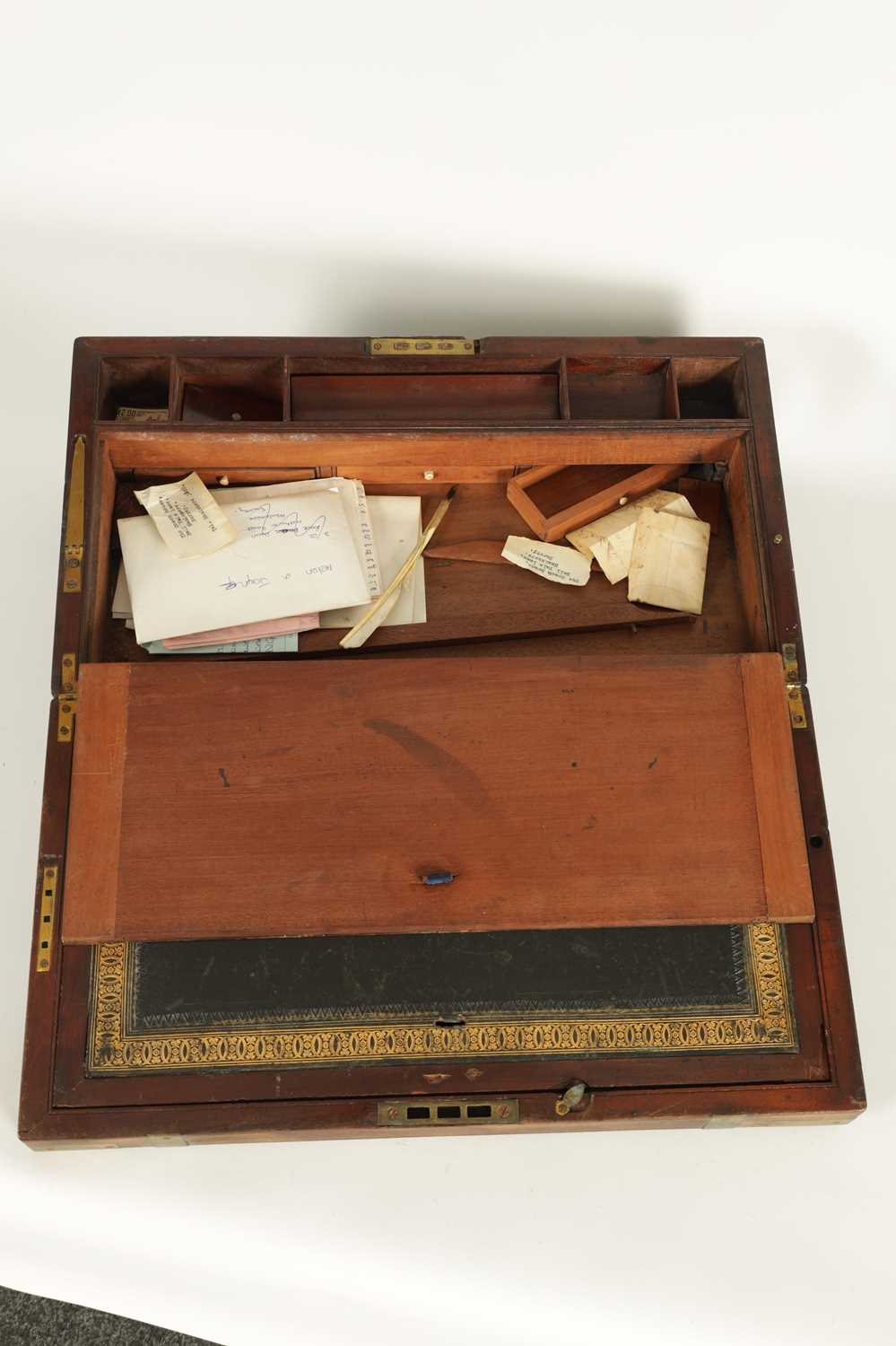 A 19TH CENTURY BRASS BOUND MAHOGANY WRITING SLOPE - Image 6 of 13