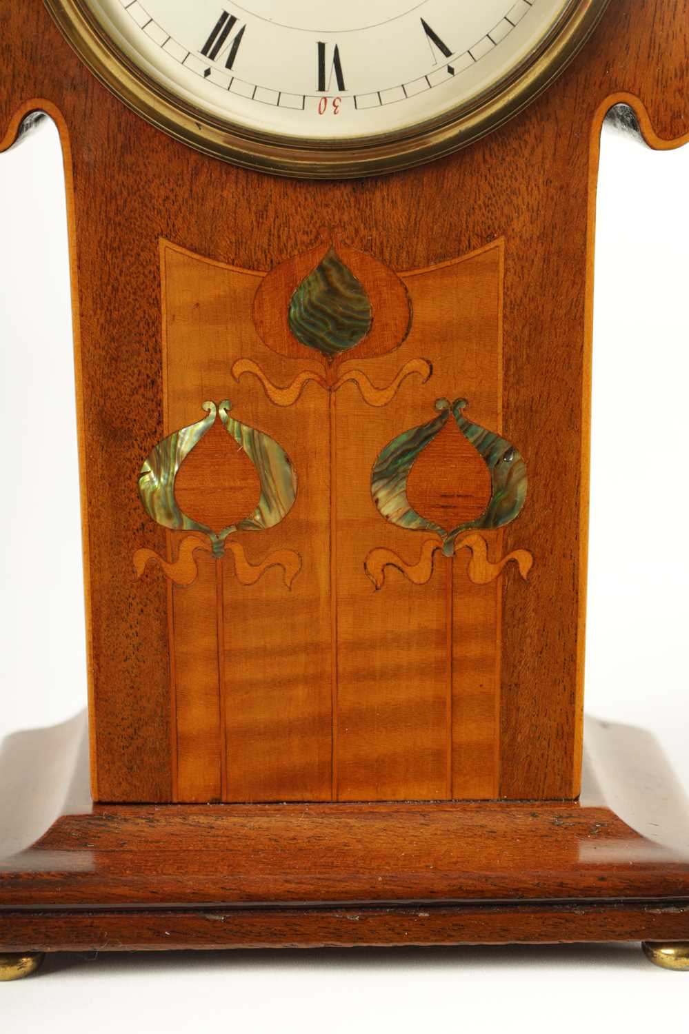 AN EDWARDIAN ART NOUVEAU STYLE BOXWOOD STRUNG AND MAHOGANY INLAID MANTEL CLOCK - Image 4 of 9